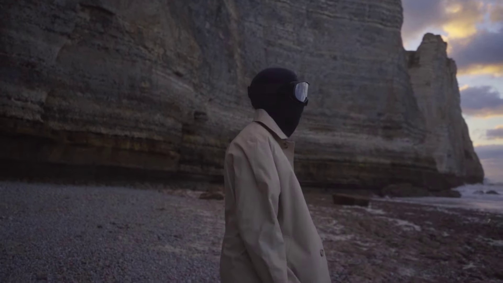 Sous le manteau (2023) —  shot,  lighting