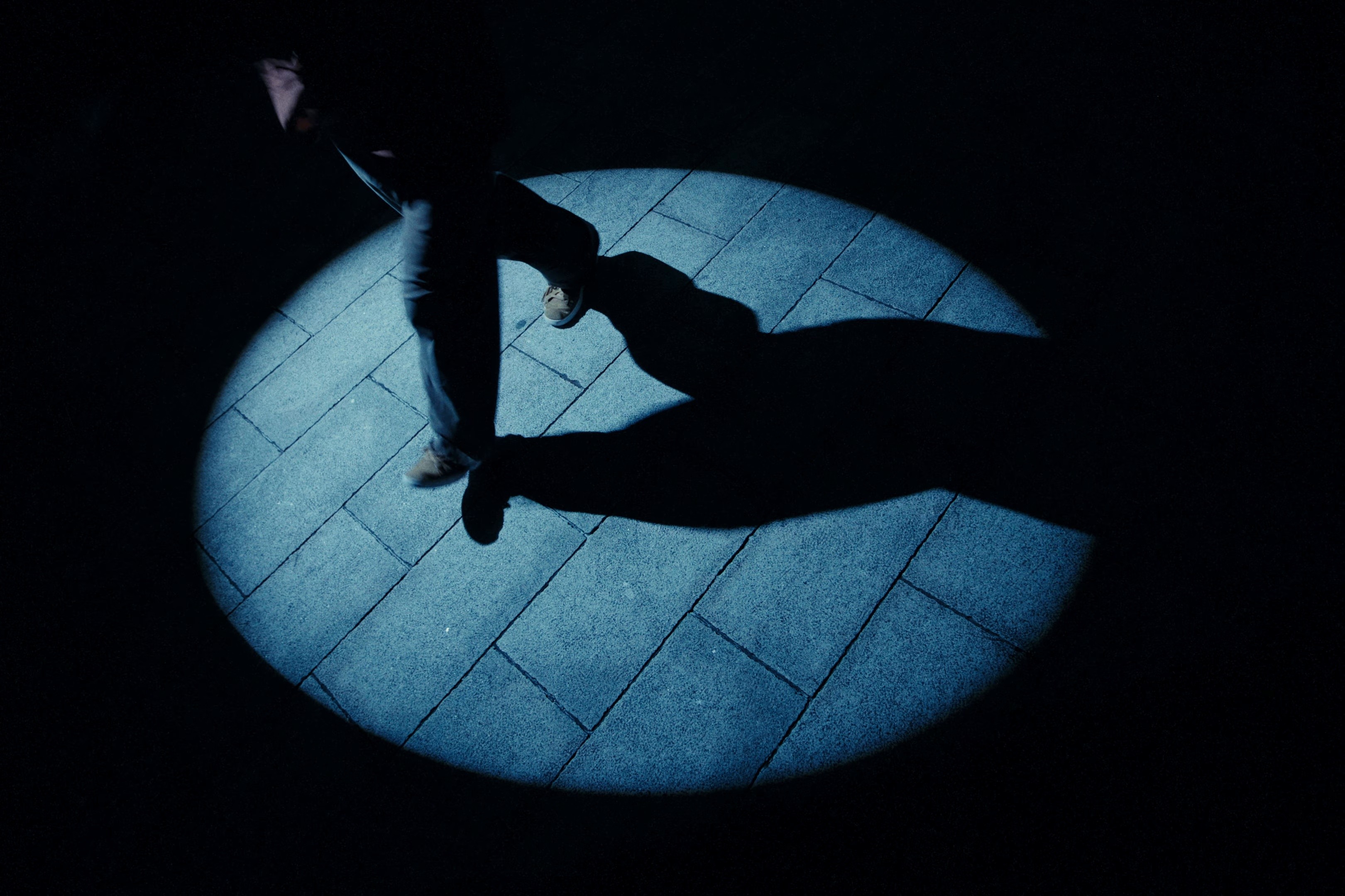 The Blue of déjà vu (2025) —  shot,  lighting