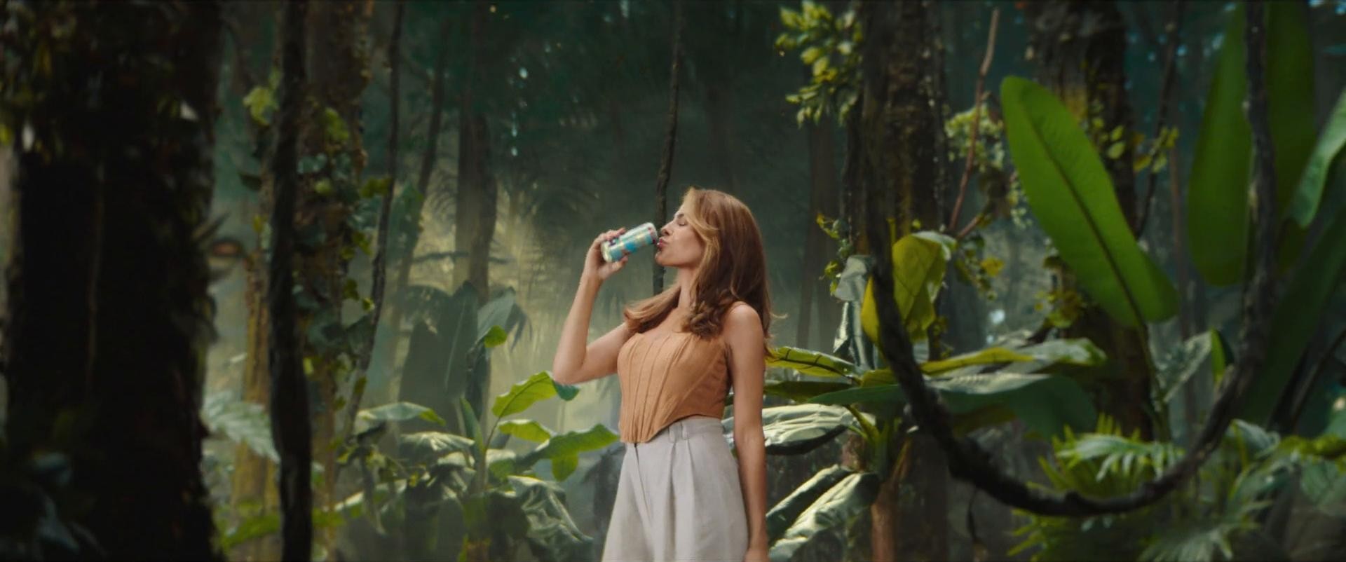 Eva Mendes schittert in wereldwijde lanceringscampagne voor FloeWater (2024) —  shot,  lighting