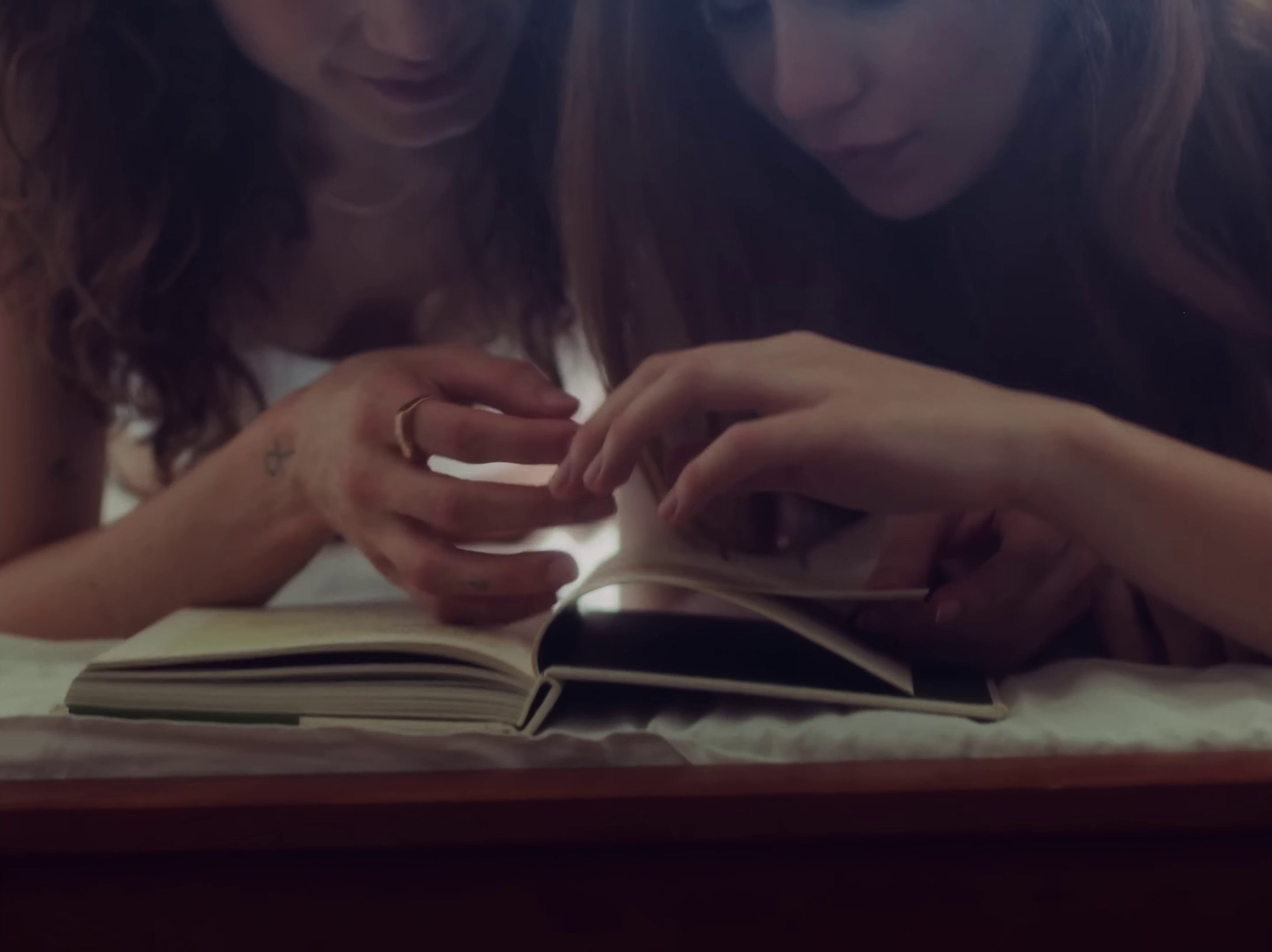 Menta com chá (2023) —  shot,  lighting