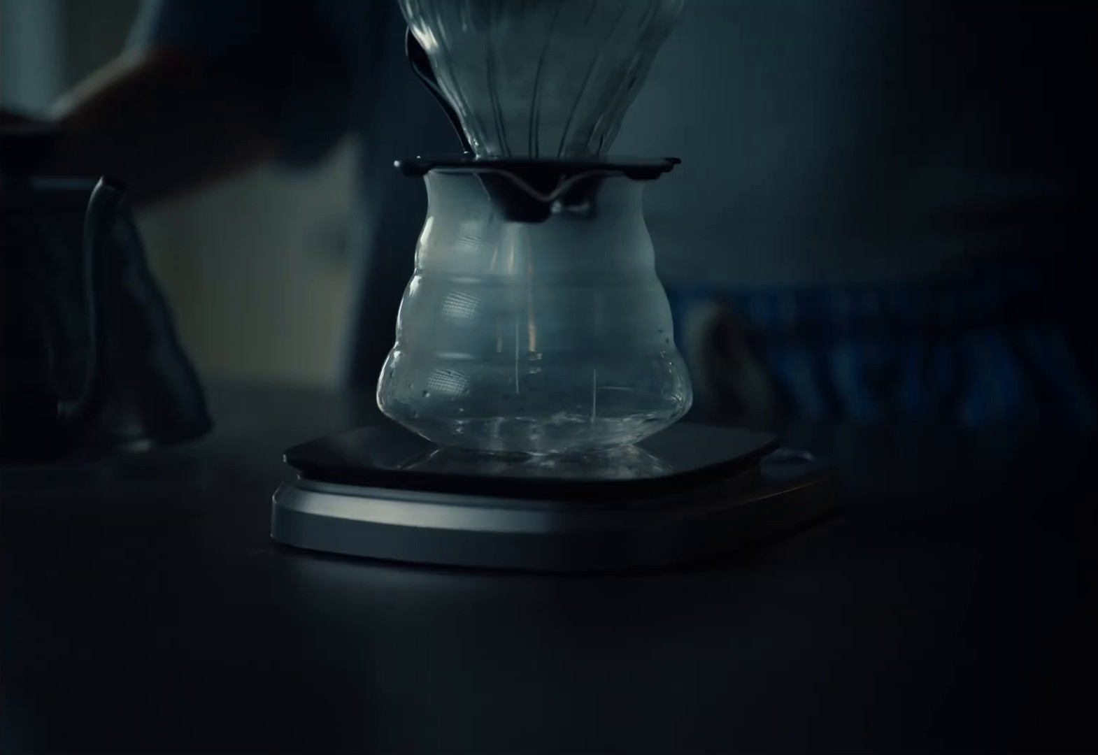 Dom jest wtedy, gdy ludzie i zwierzęta wspólnie mogą oswajać swój świat (2024) —  shot,  lighting