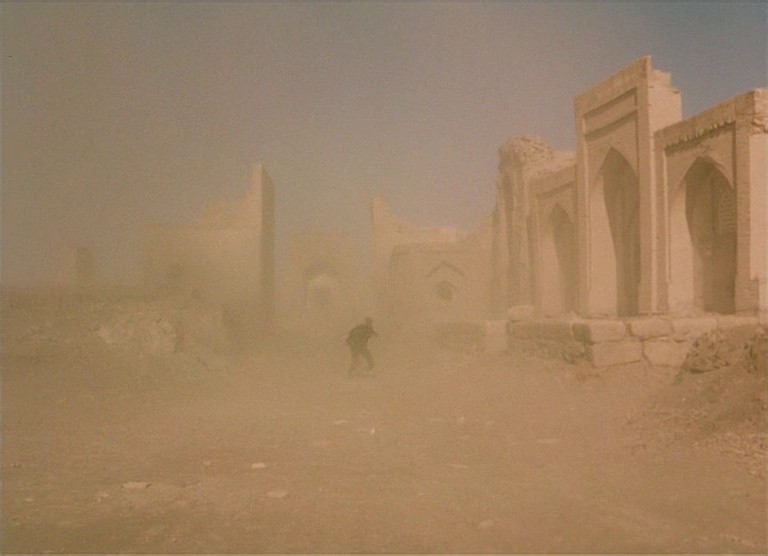 Visitor of a Museum (1990) —  shot,  lighting