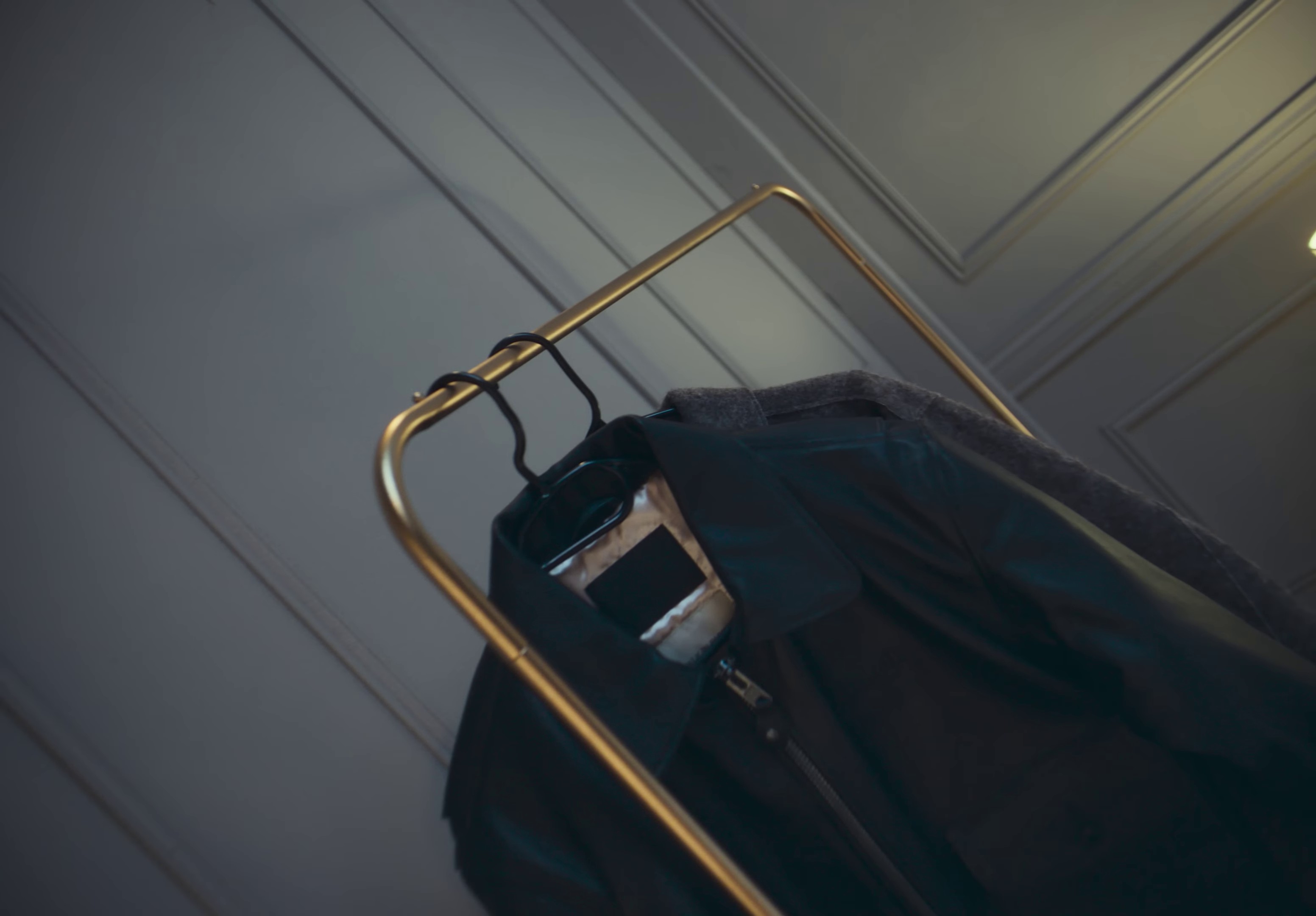 Chambre 140 (2024) —  shot,  lighting