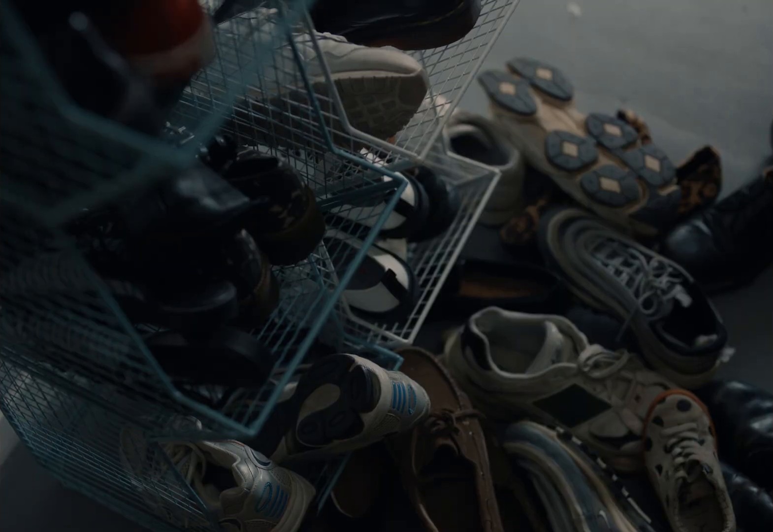 Dom musi mieć przestrzeń dla zrozumienia (2024) —  shot,  lighting