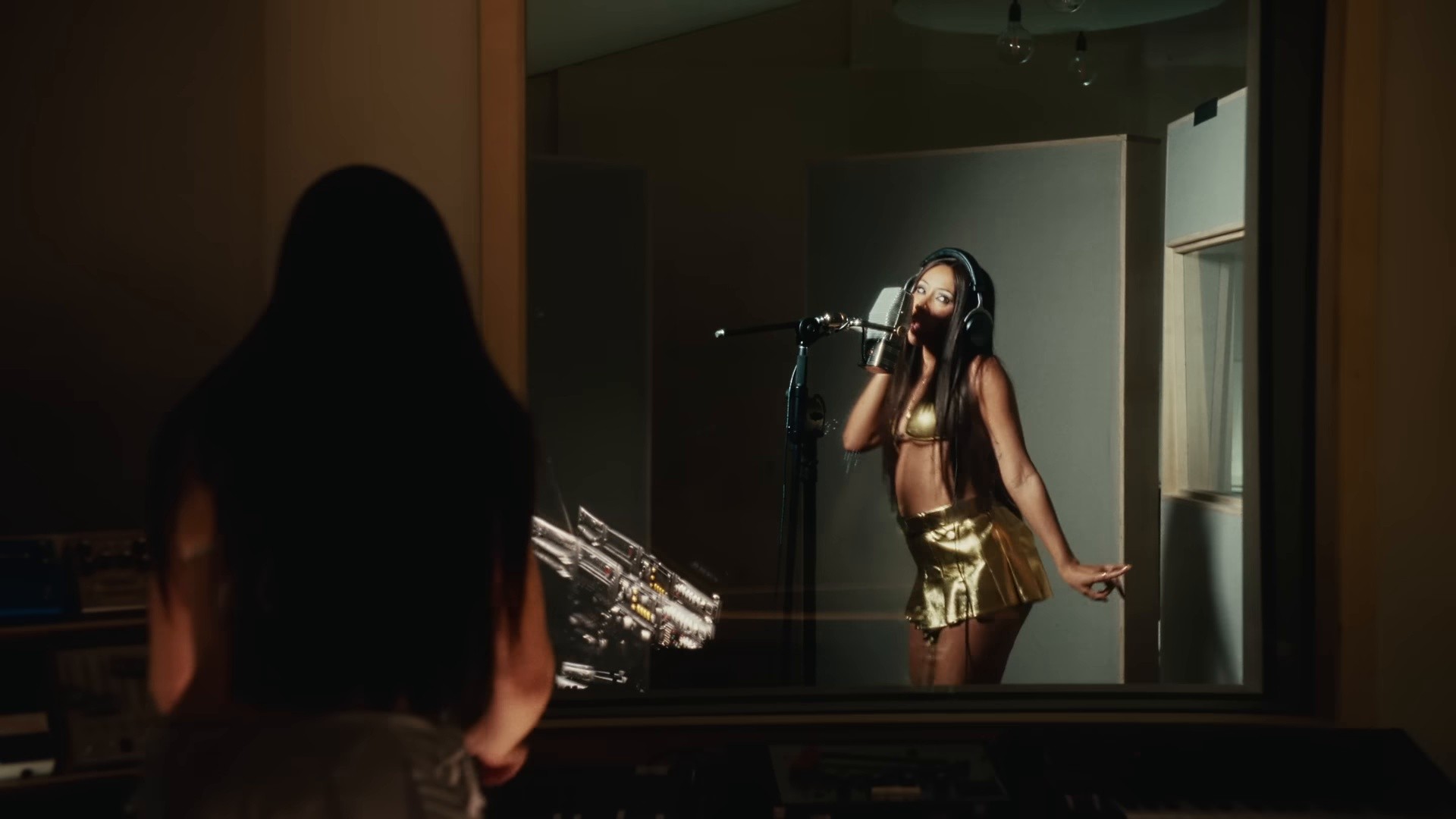 I HEART YOU (2025) —  shot,  lighting