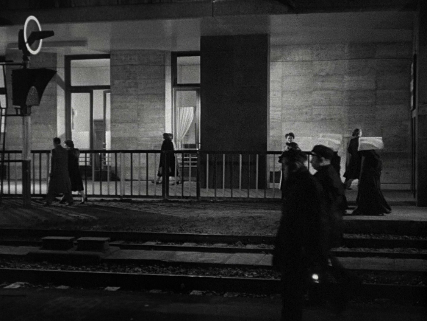 Terminal Station (1954) —  shot,  lighting