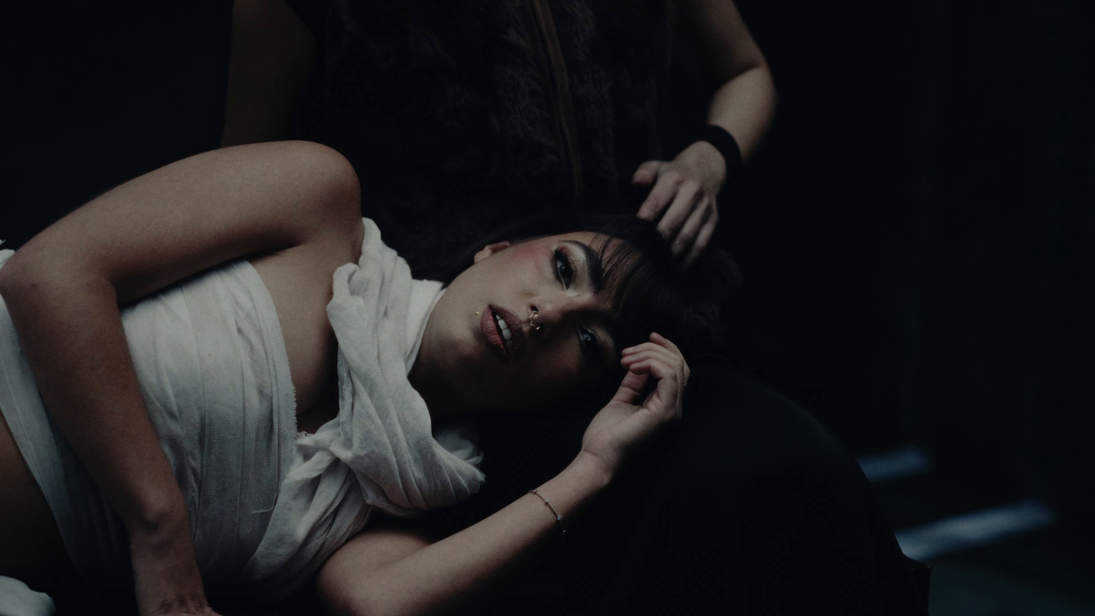 Bien de Amores (2025) —  shot,  lighting