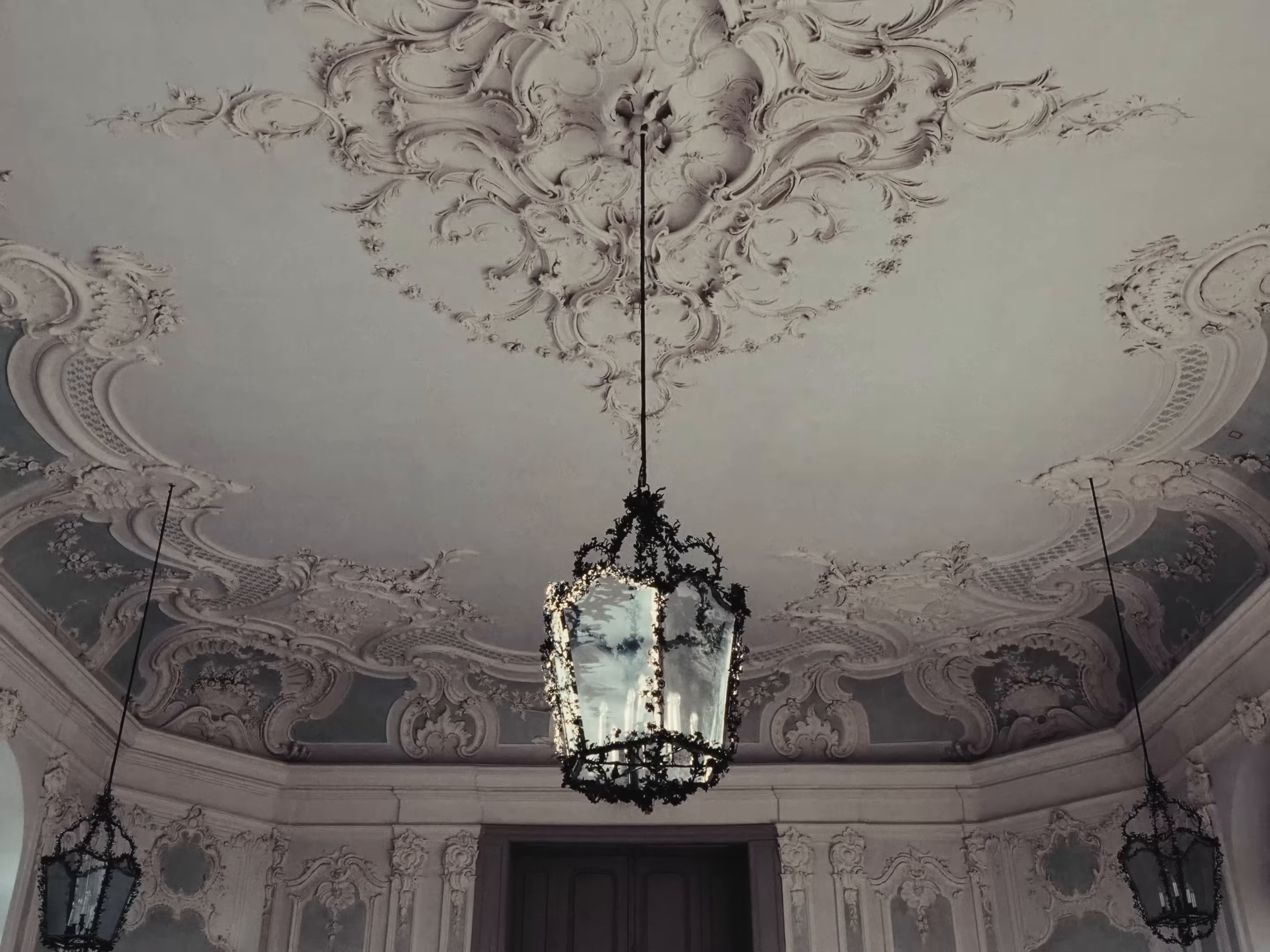 back to friends (2025) —  shot,  lighting