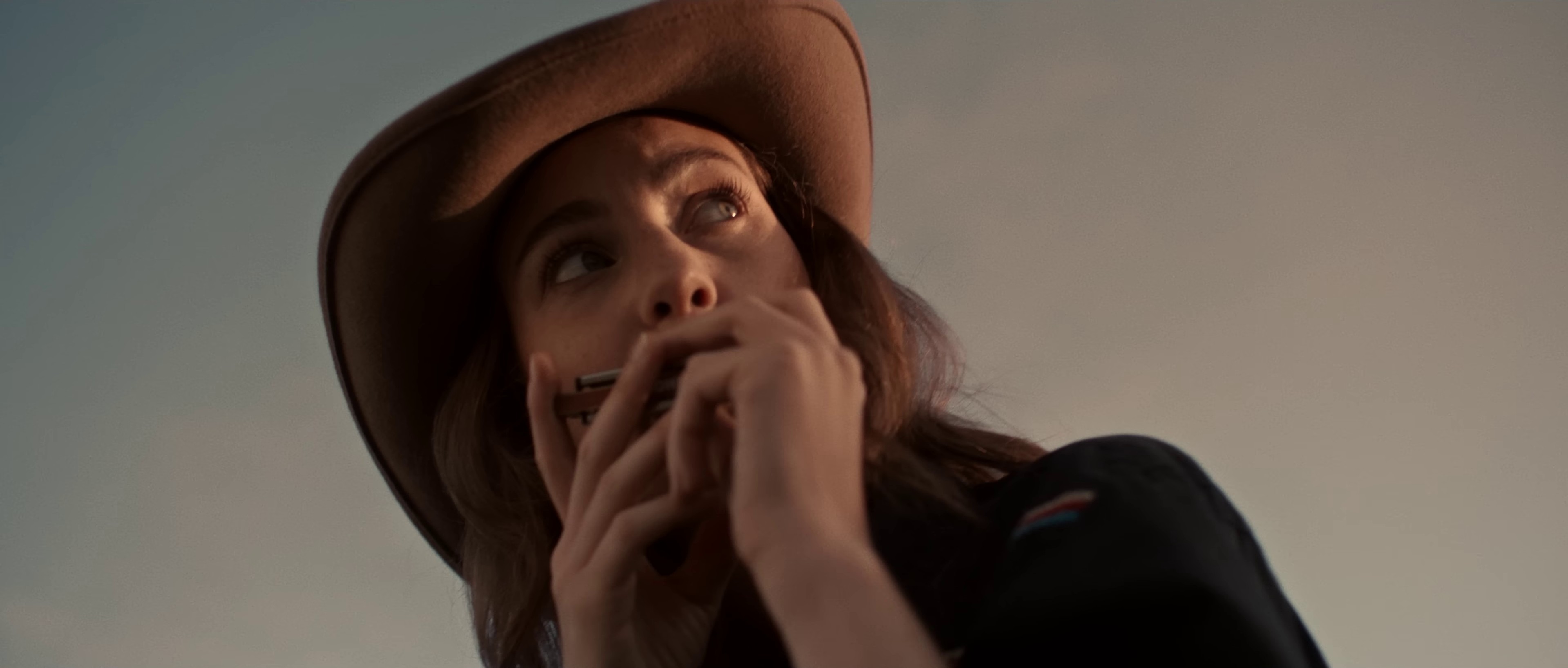 Q (2022) —  shot,  lighting