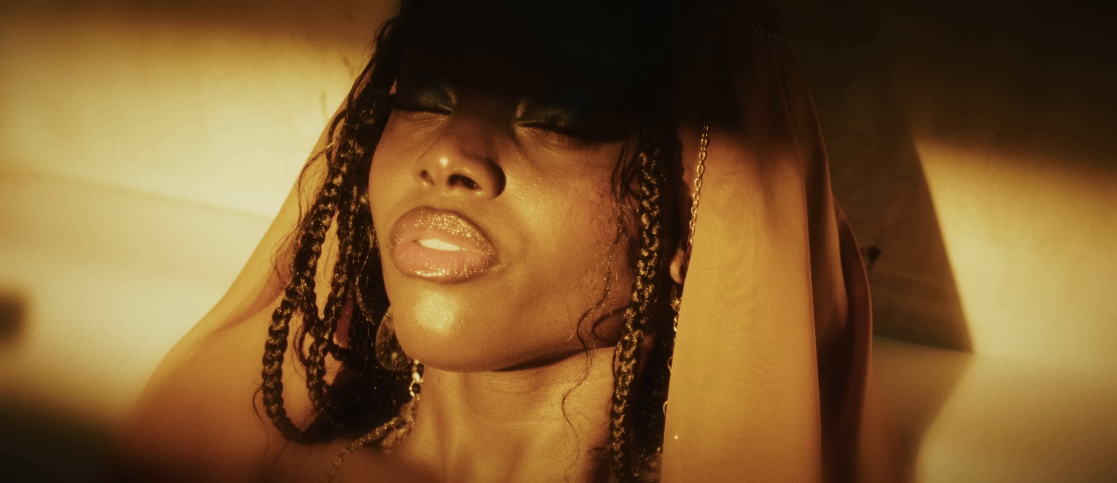 SAL Y AGUA BENDITA (2025) —  shot,  lighting