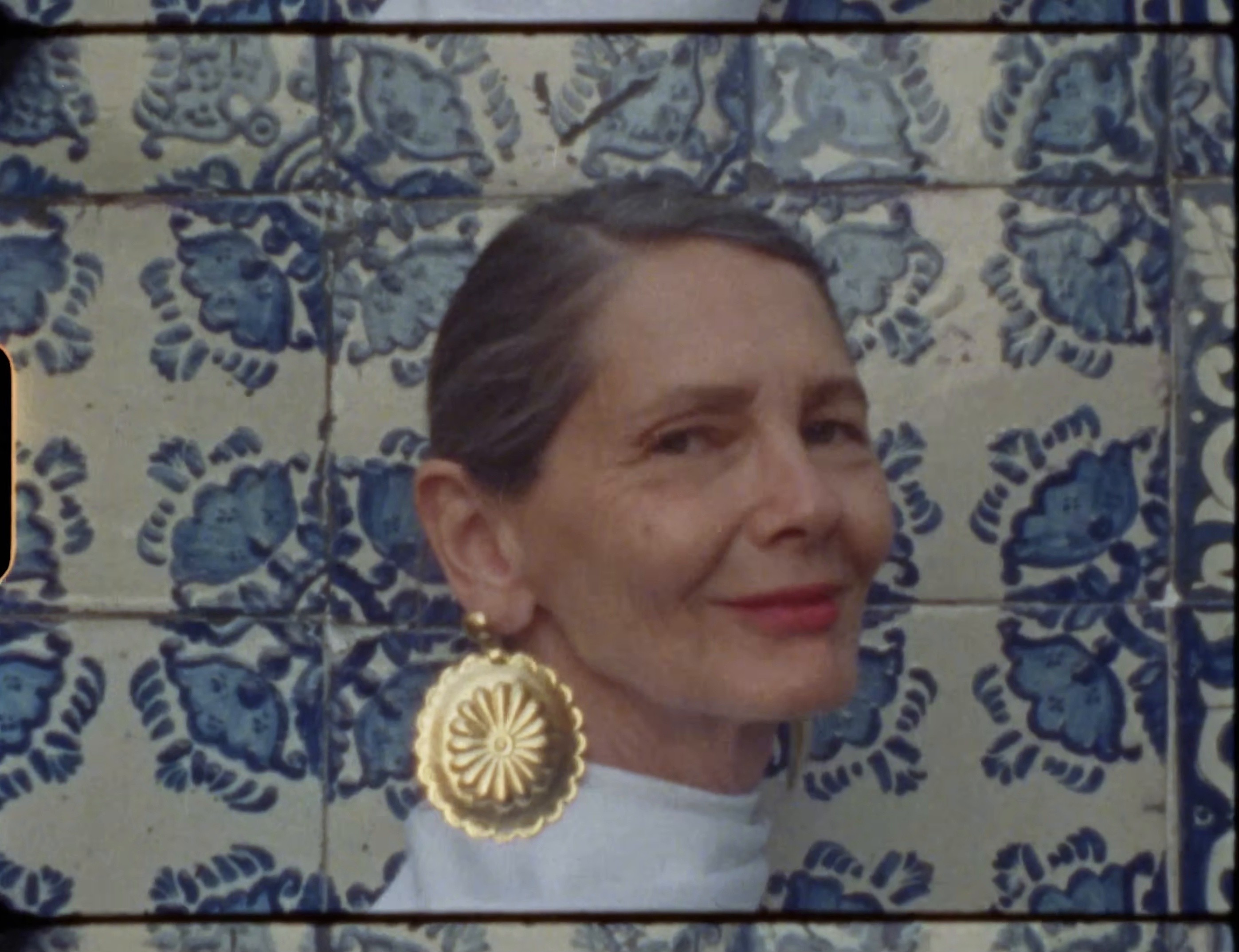 No Es Igual (2025) —  shot,  lighting