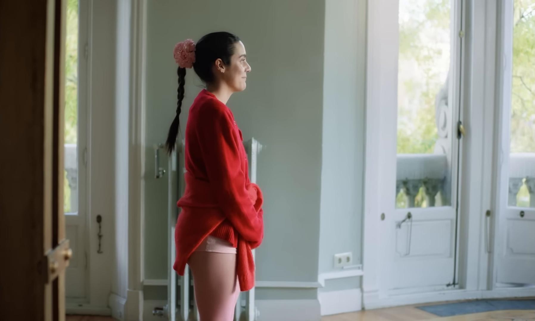 tiene que ser más fácil (2025) —  shot,  lighting