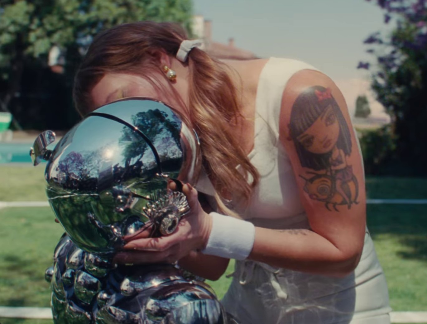 No One Dies From Love (2022) —  shot,  lighting