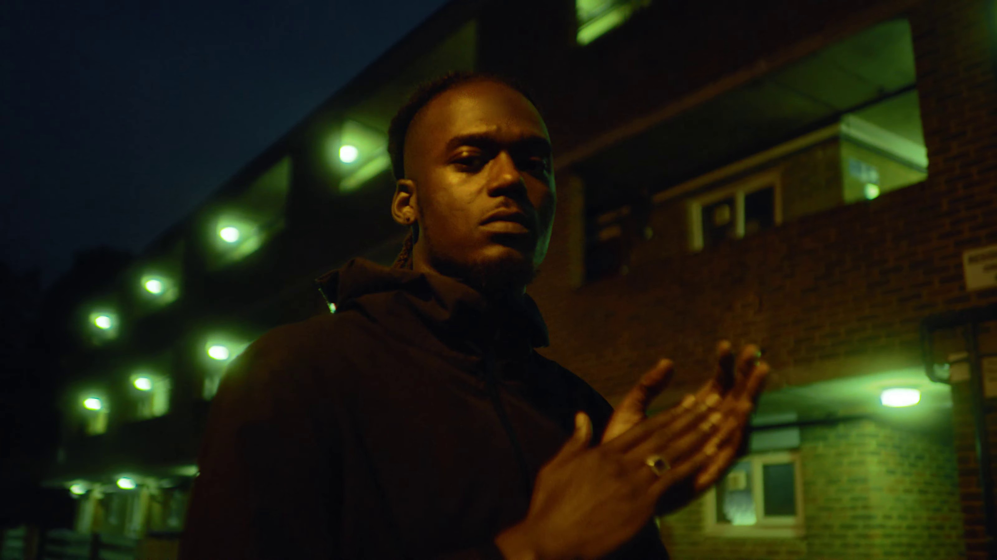 Mains (2023) —  shot,  lighting