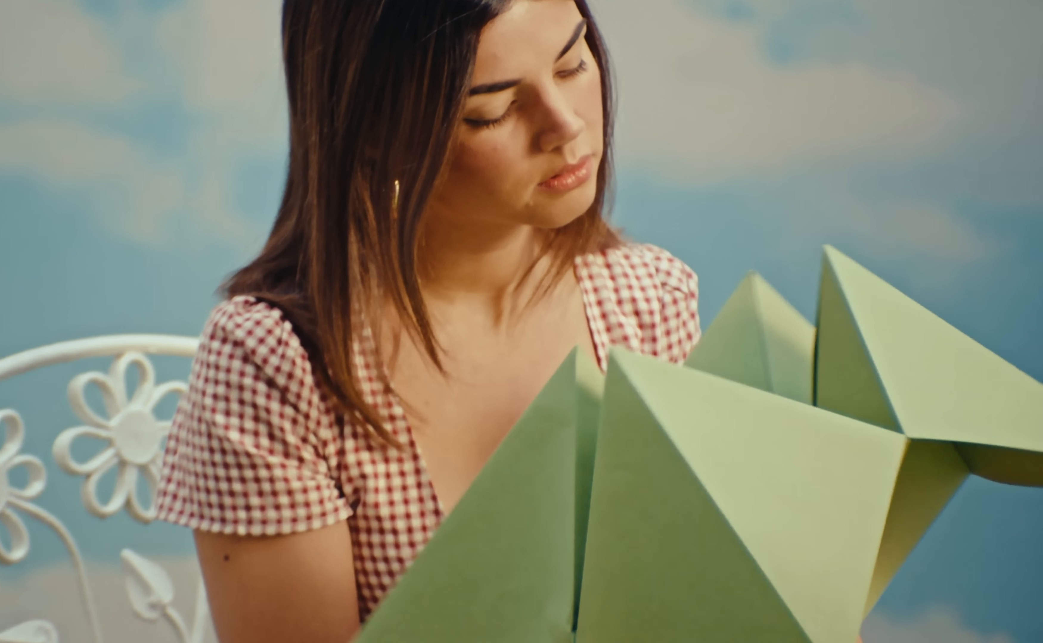 en mi balcon (2025) —  shot,  lighting