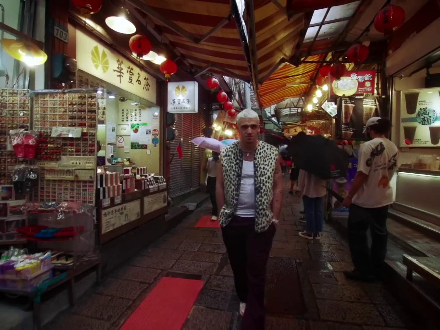 Hey Ari (2022) —  shot,  lighting