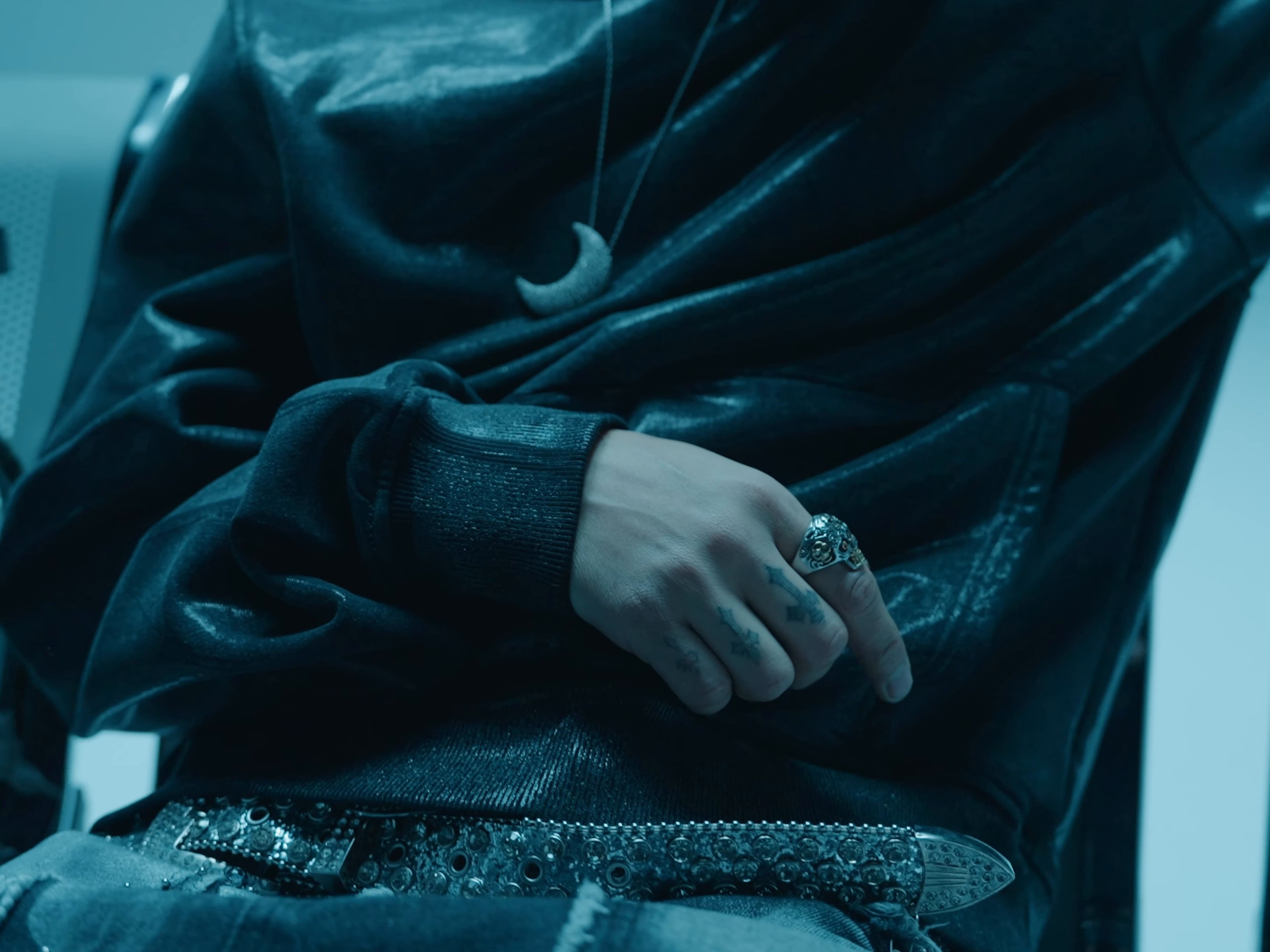 1000 PRIÈRES (2025) —  shot,  lighting