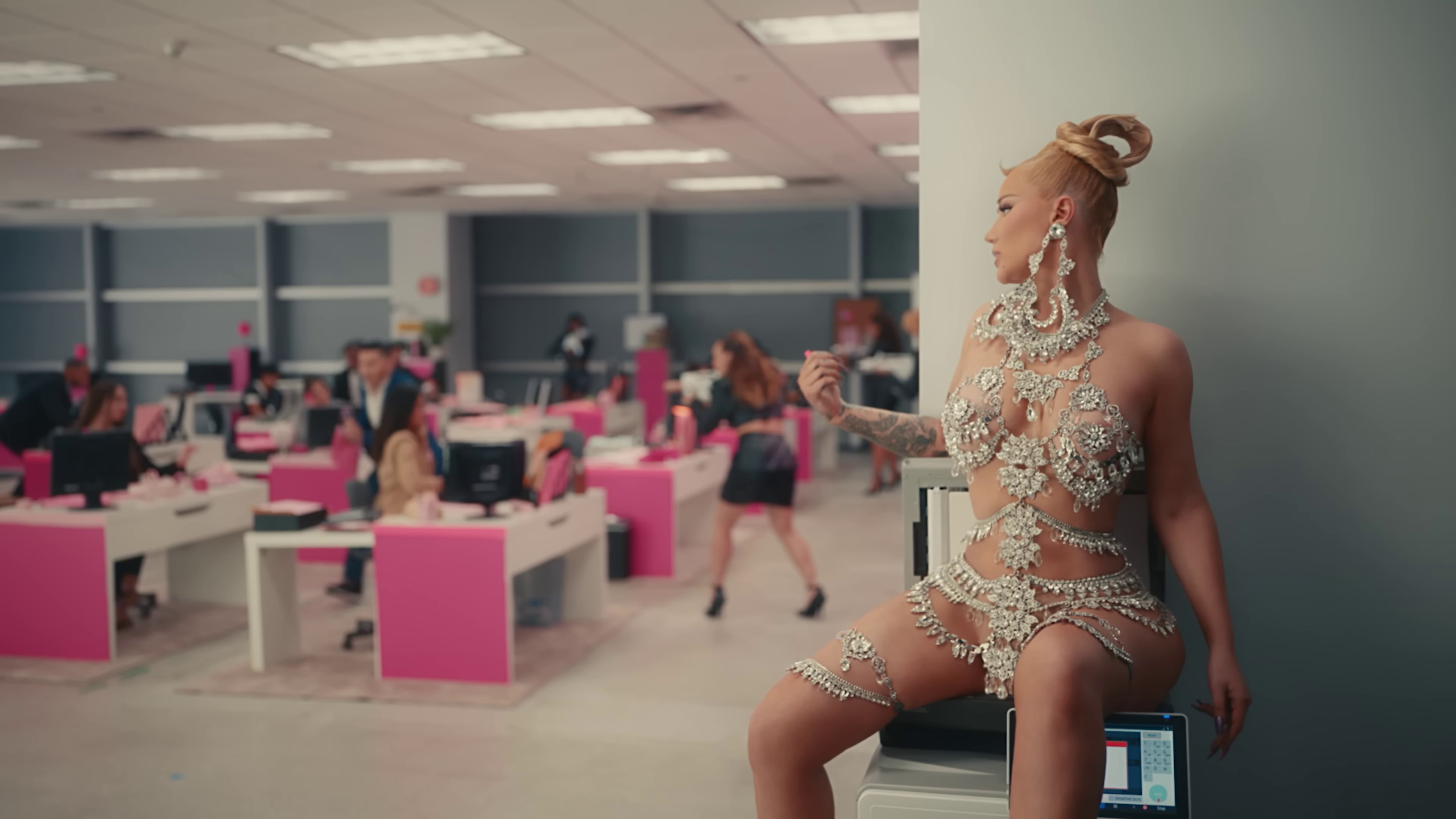 Money Come  (2023) —  shot,  lighting