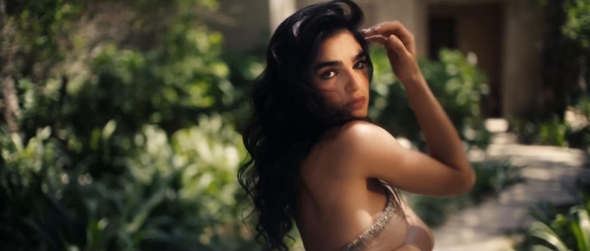 SENTIMENTAL (2025) —  shot,  lighting