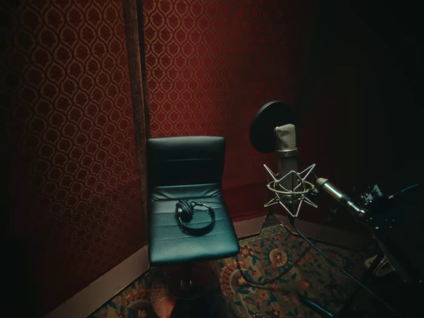 x's n o's (2023) —  shot,  lighting