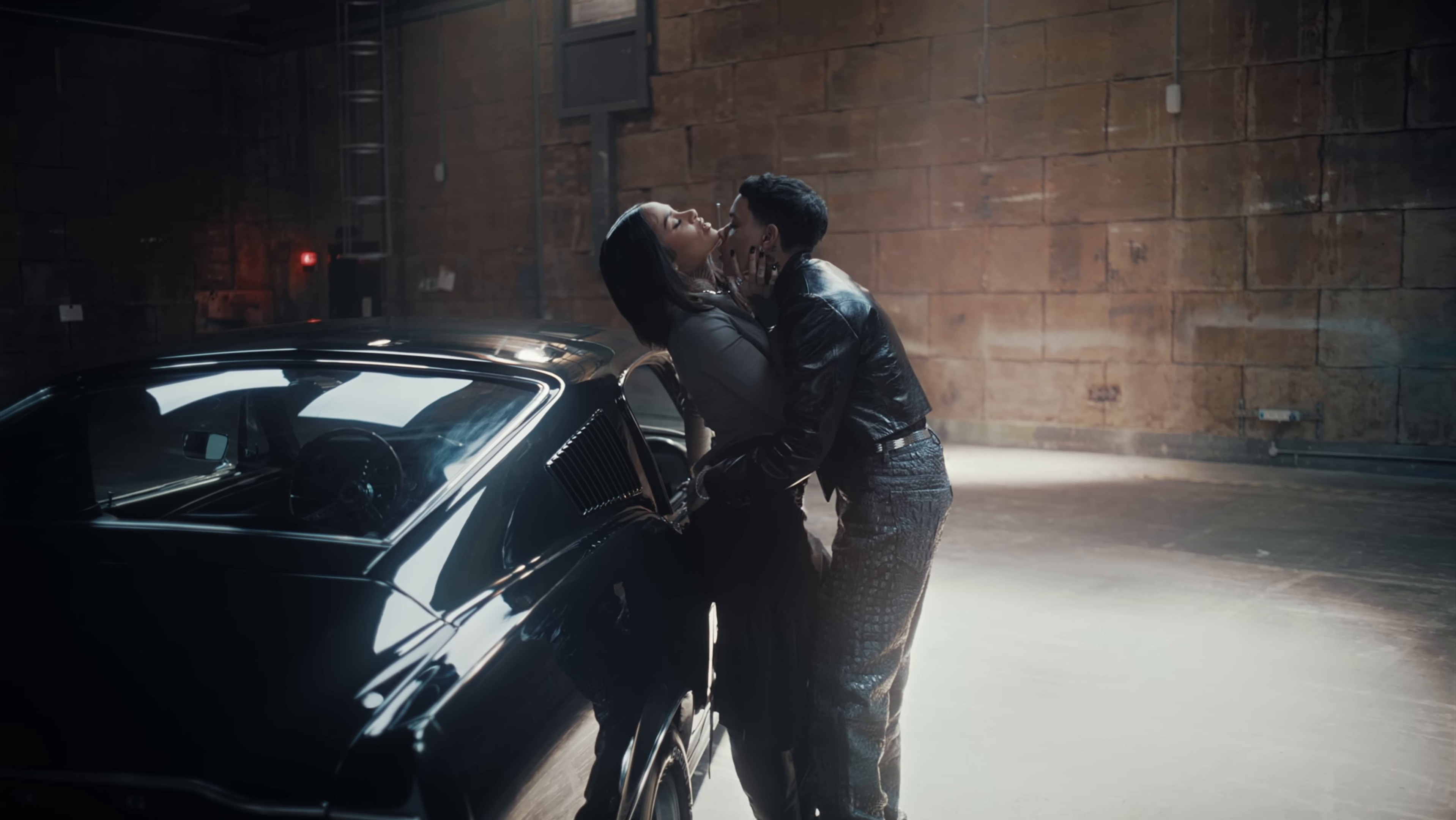 worst behaviour (2025) —  shot,  lighting