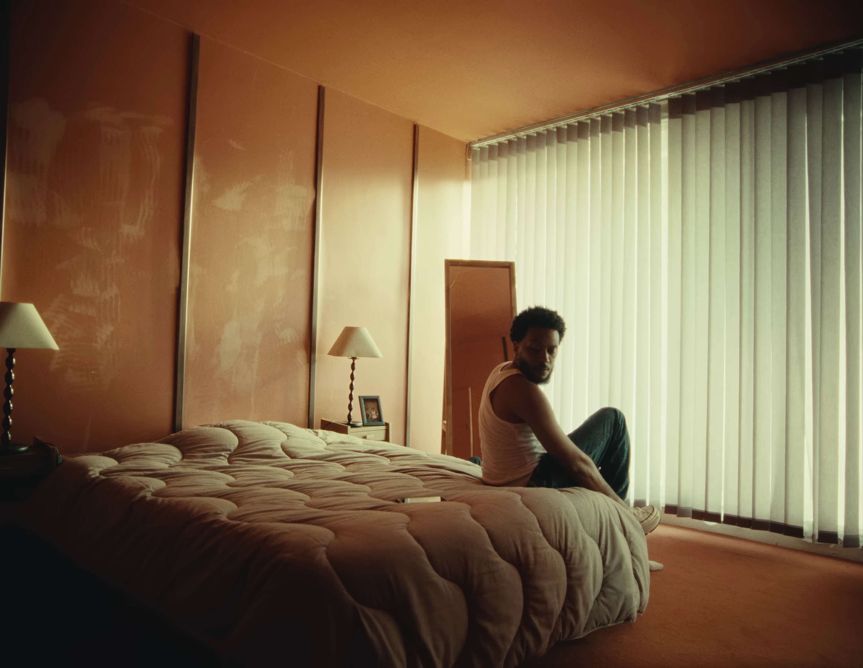 Je reste là (2023) —  shot,  lighting