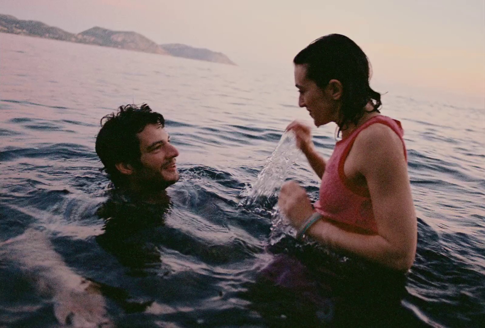 Amstel - Πάμε να αφήσουμε το μυαλό να ανασάνει… (2024) —  shot,  lighting