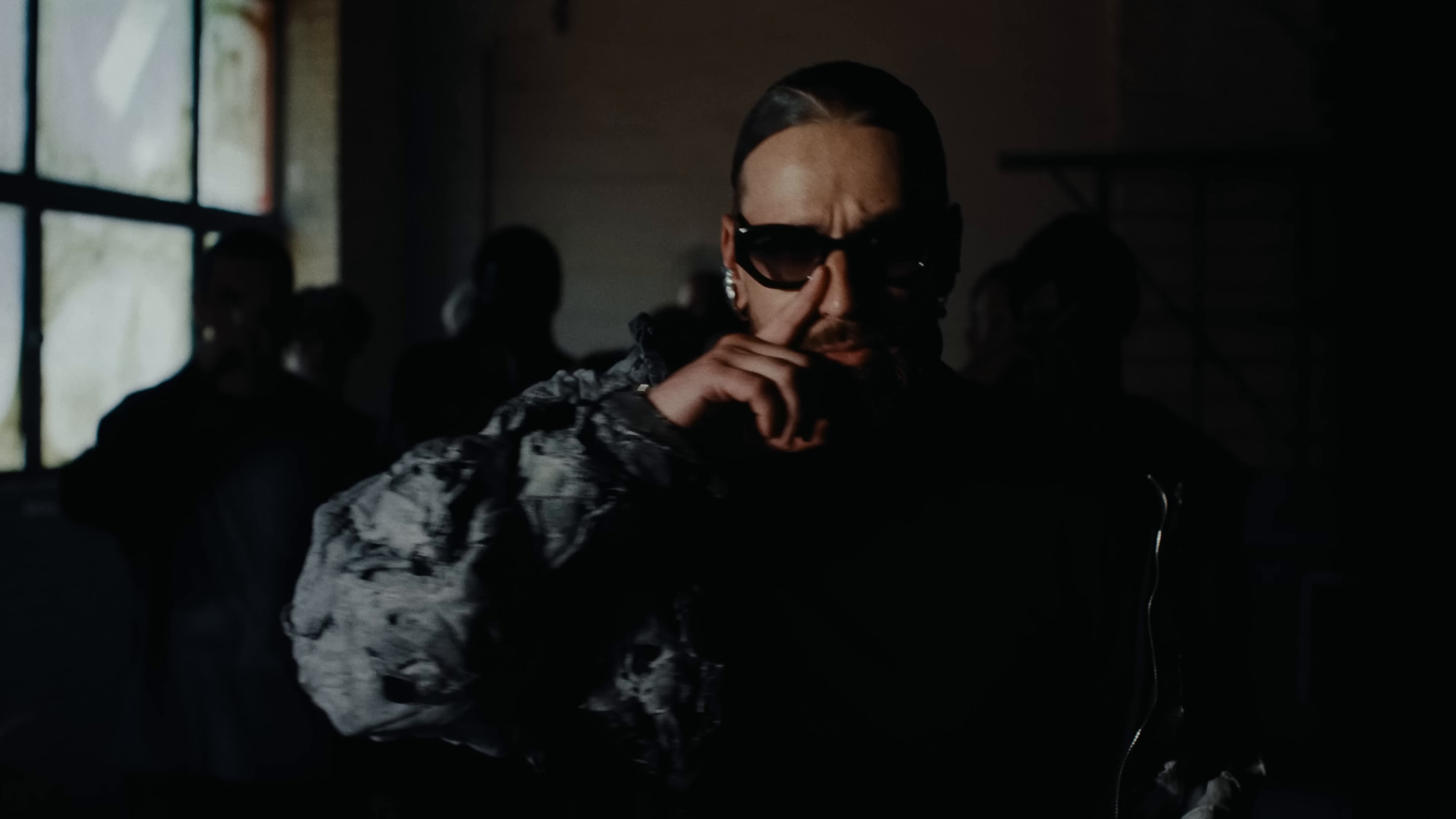 Les hommes aux yeux noirs (2024) —  shot,  lighting