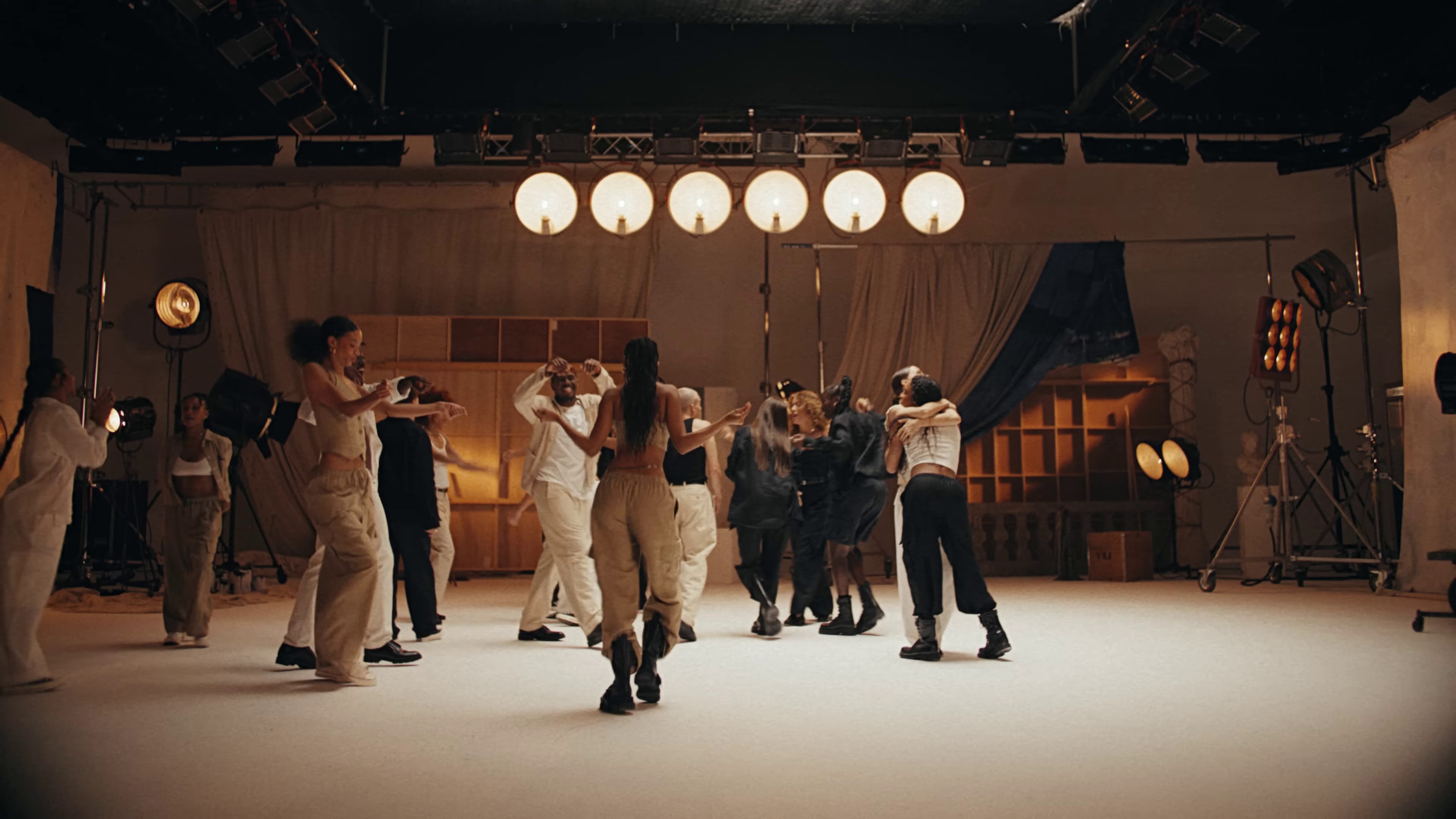 GAP x Jungle - Linen Moves Campaign (feat. Tyla) (2024) —  shot,  lighting