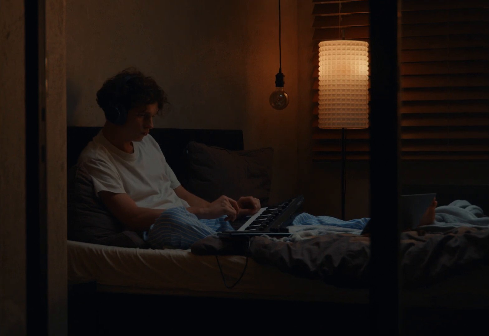 Dom jest wtedy, gdy ludzie i zwierzęta wspólnie mogą oswajać swój świat (2024) —  shot,  lighting