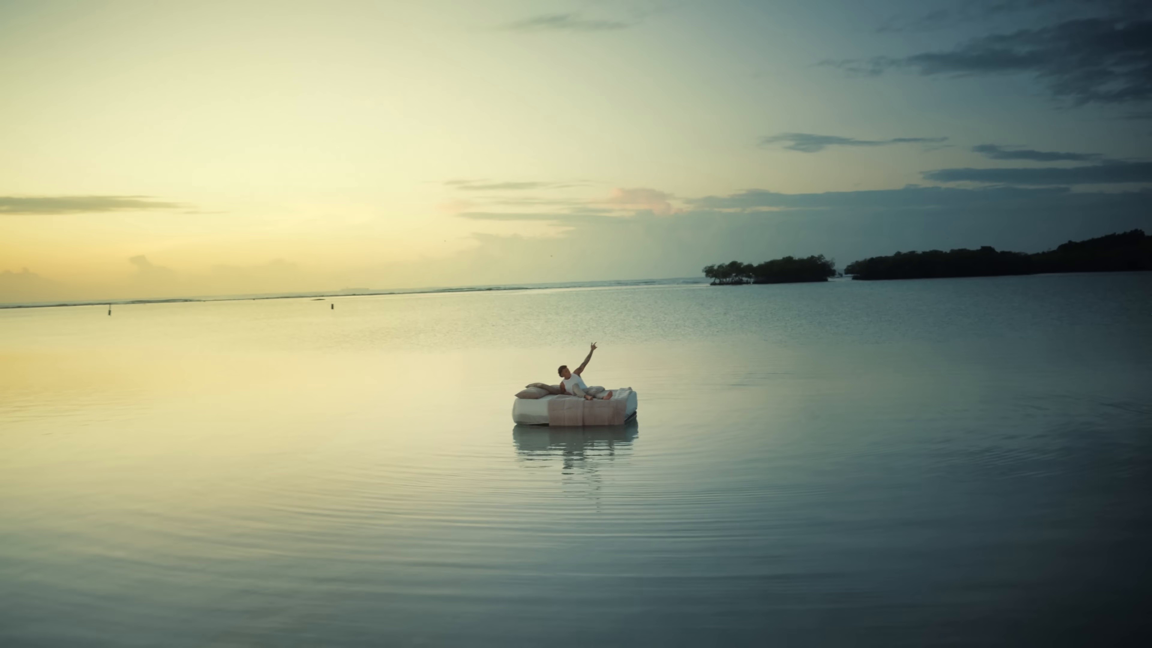 Frente al Mar (Ozuna Remix) (2024) —  shot,  lighting