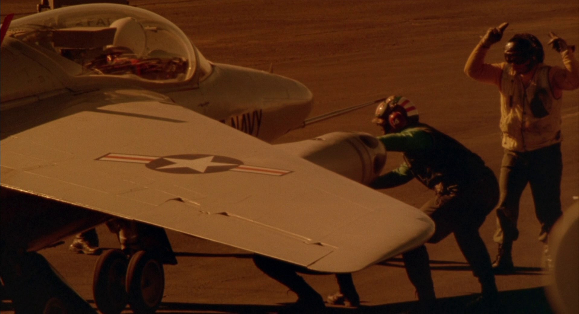 Hot Shots! (1991) —  shot,  lighting