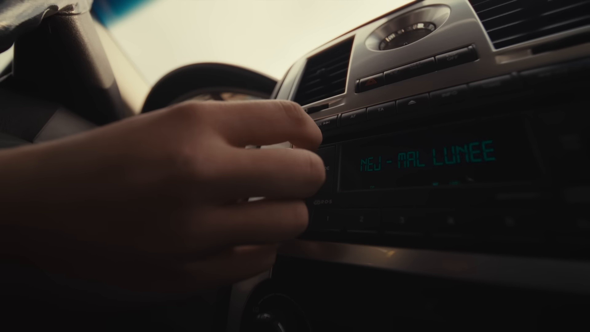 MAL LUNÉE (2025) —  shot,  lighting