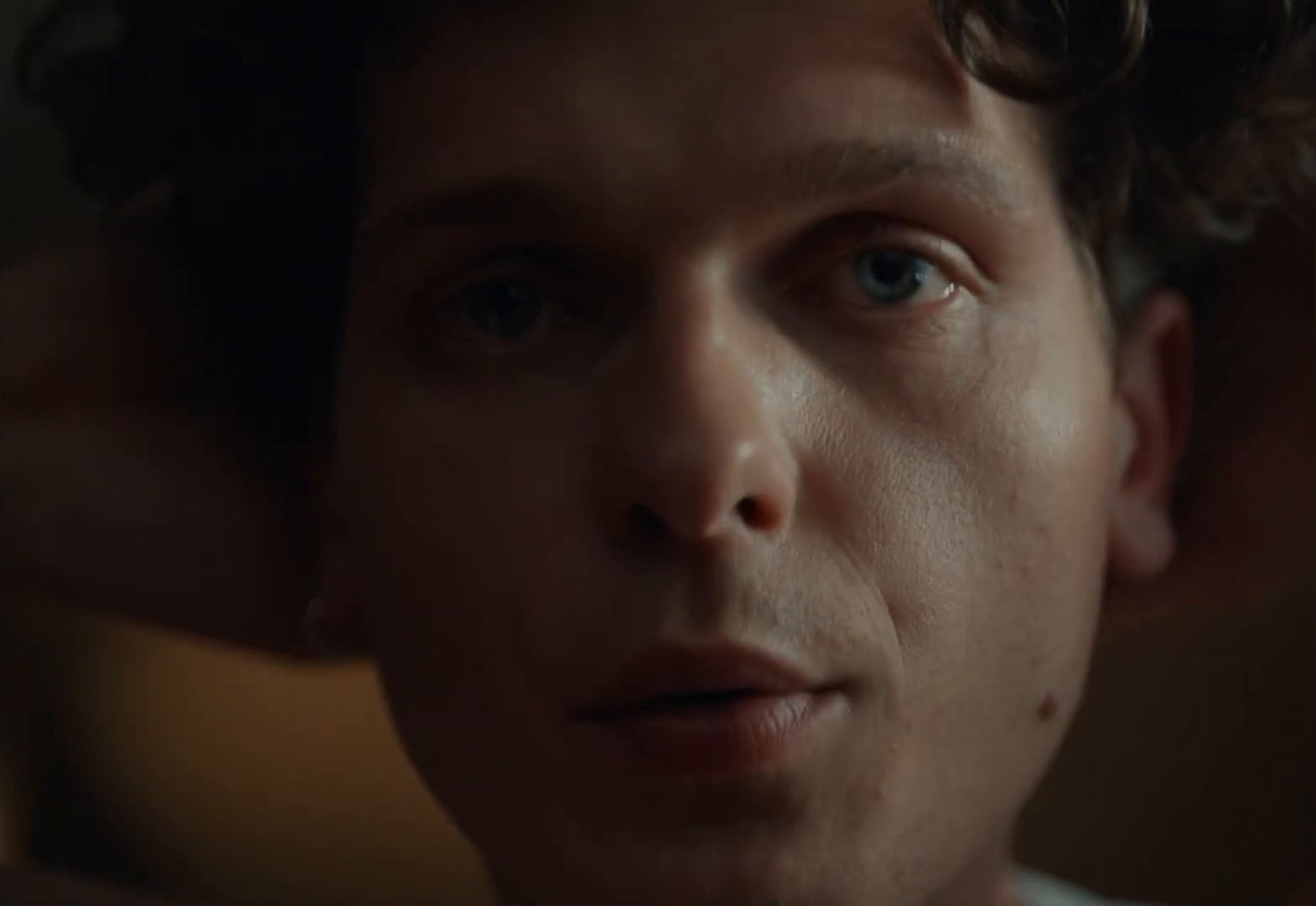 Dom jest wtedy, gdy ludzie i zwierzęta wspólnie mogą oswajać swój świat (2024) —  shot,  lighting