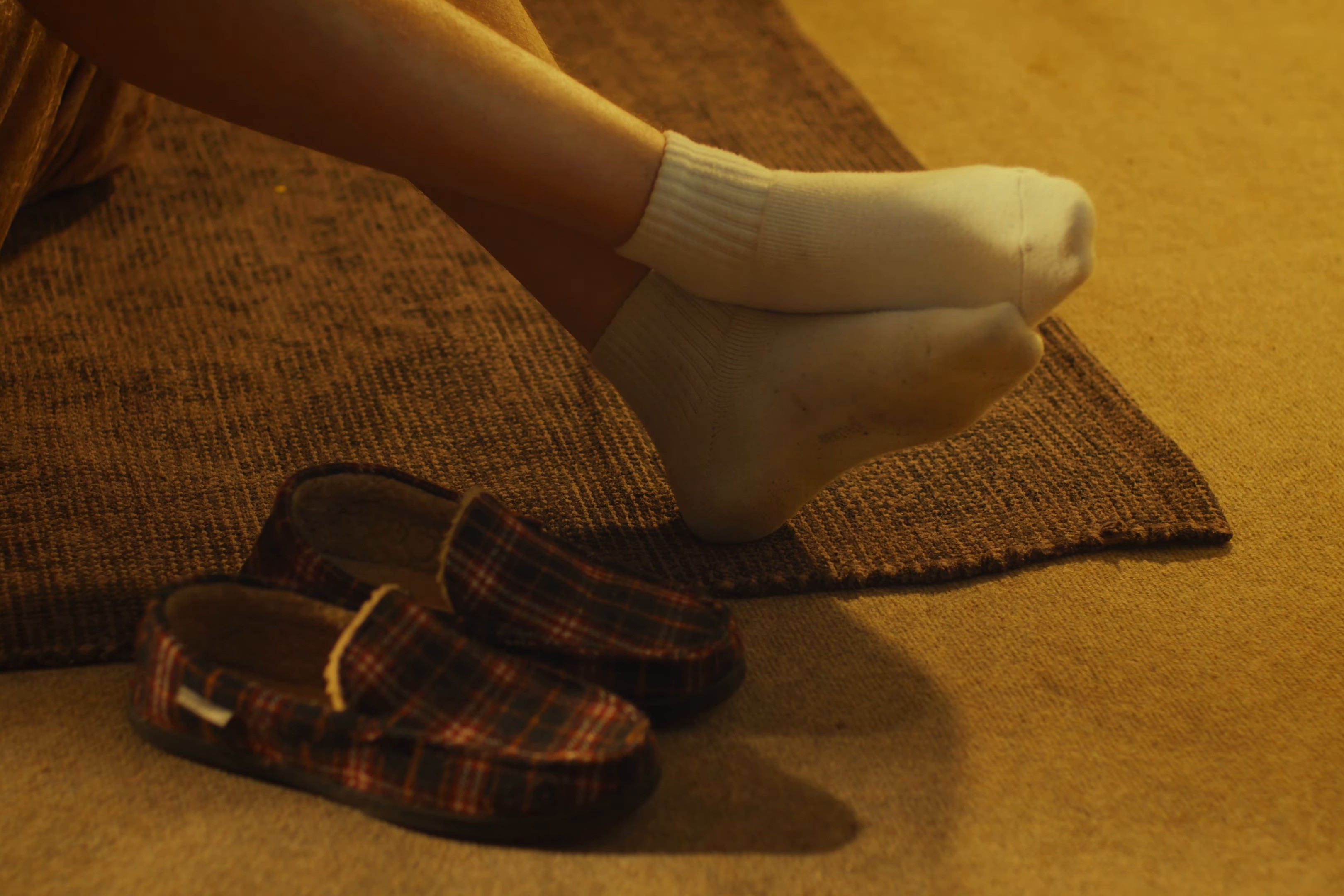 Mòbil, claus i cartera (2025) —  shot,  lighting