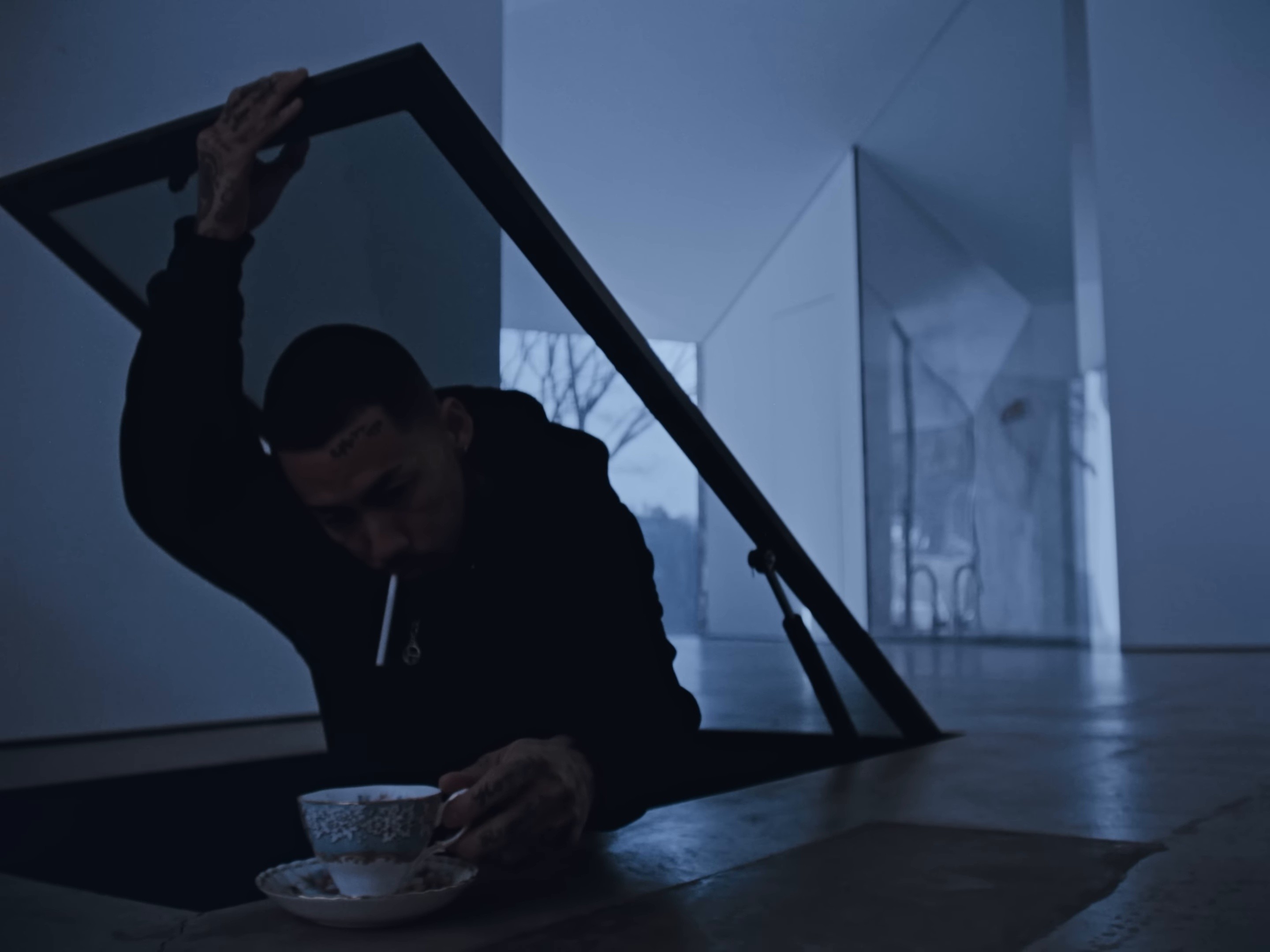 流れる (2025) —  shot,  lighting