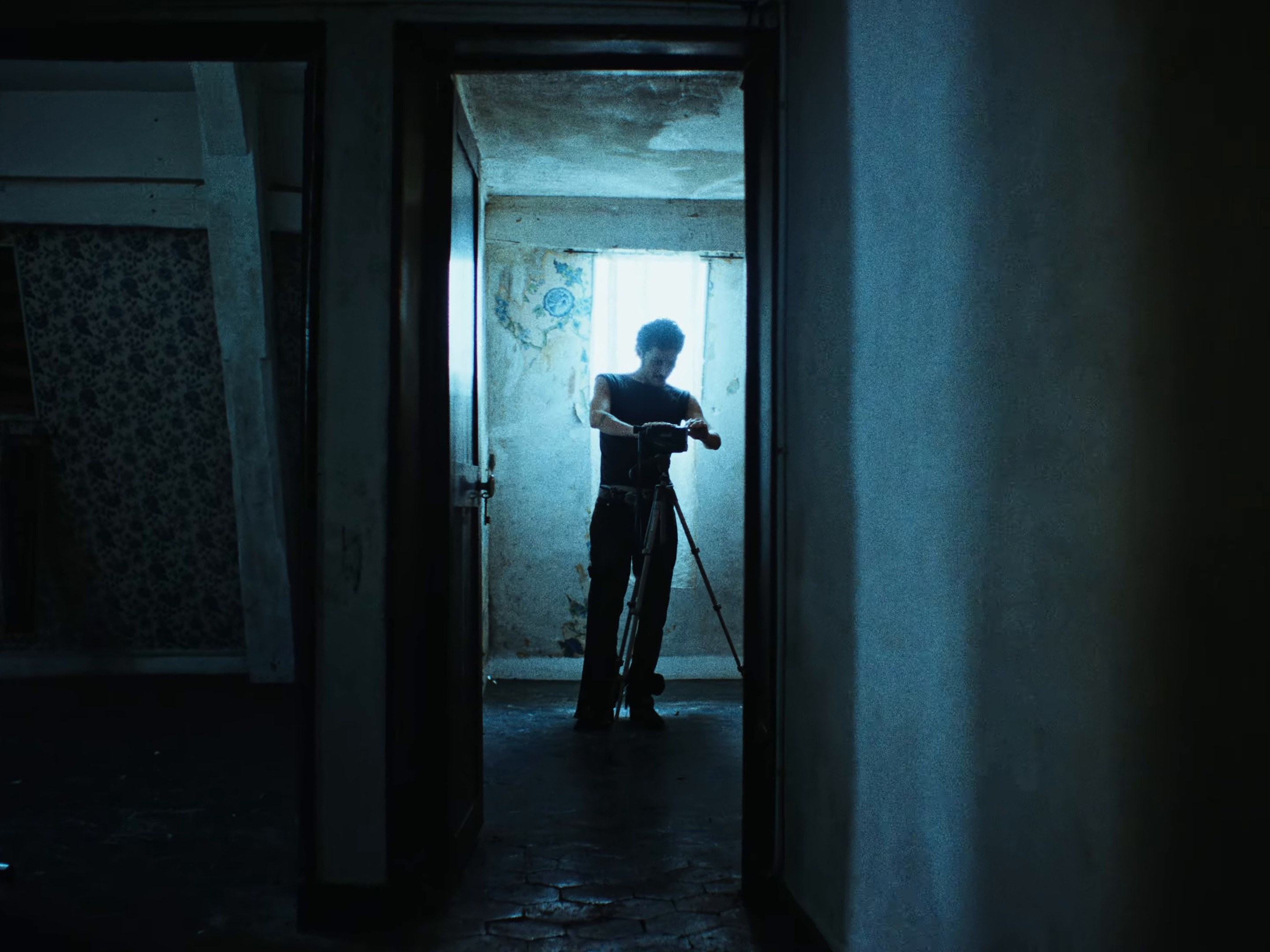 Spirit are you here ? (2025) —  shot,  lighting