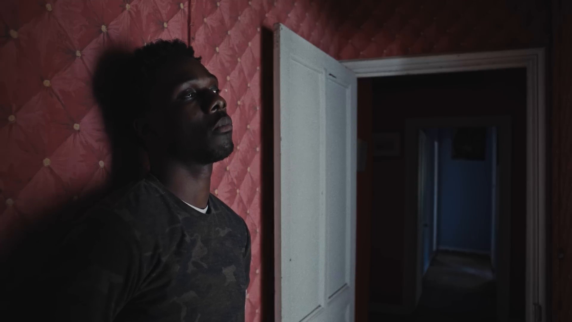 Le Mur du Salon (2025) —  shot,  lighting