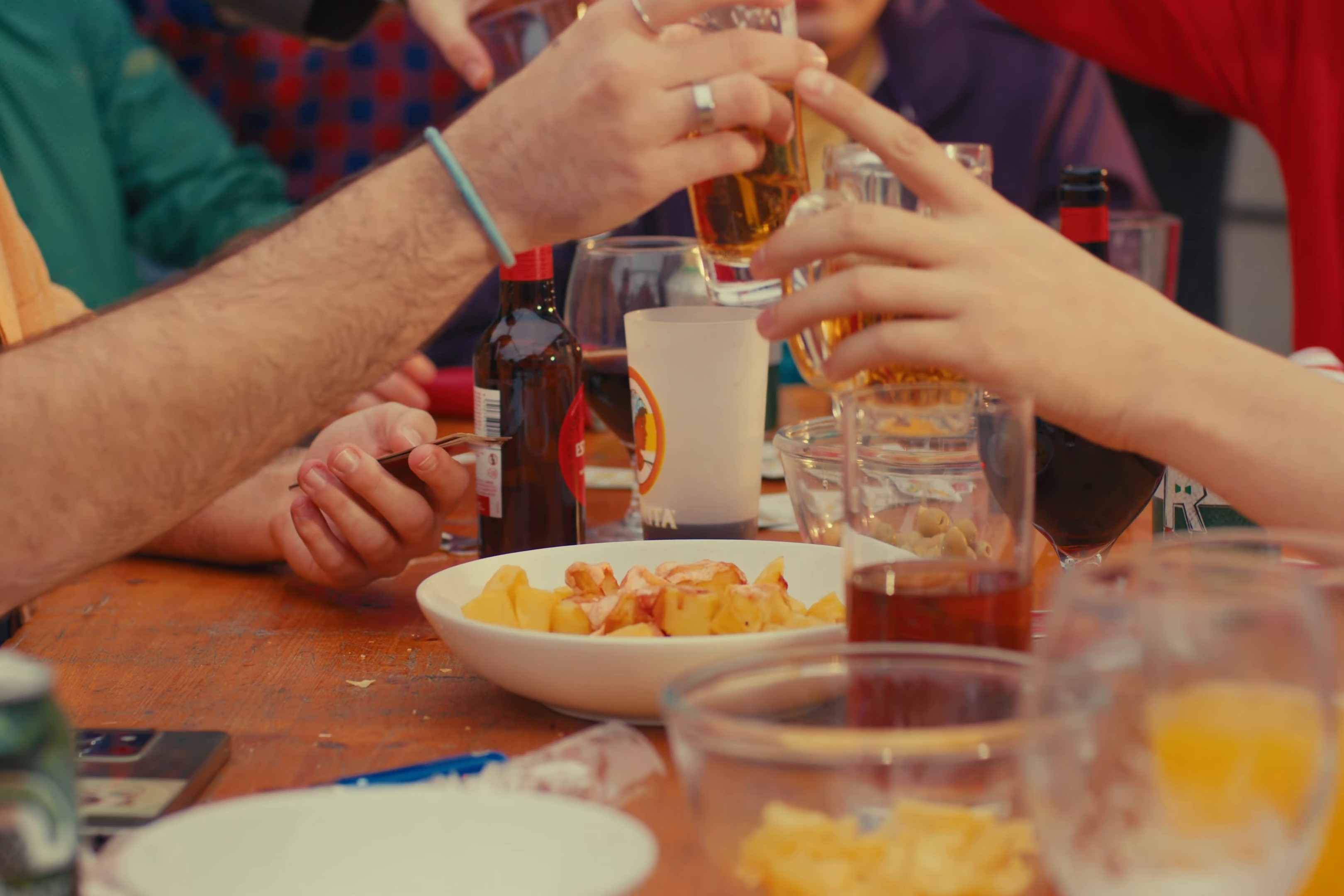 Mòbil, claus i cartera (2025) —  shot,  lighting