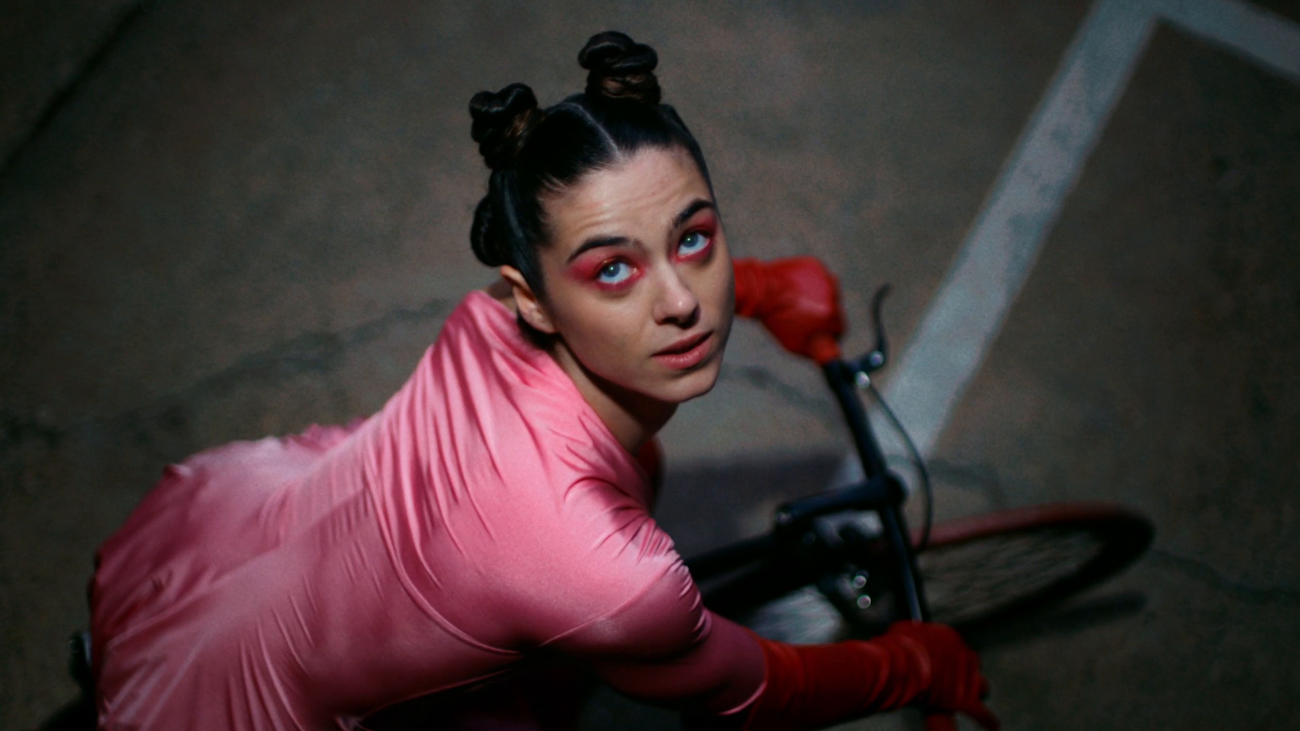 Royal Bliss - Nacimos Tarde (2024) —  shot,  lighting