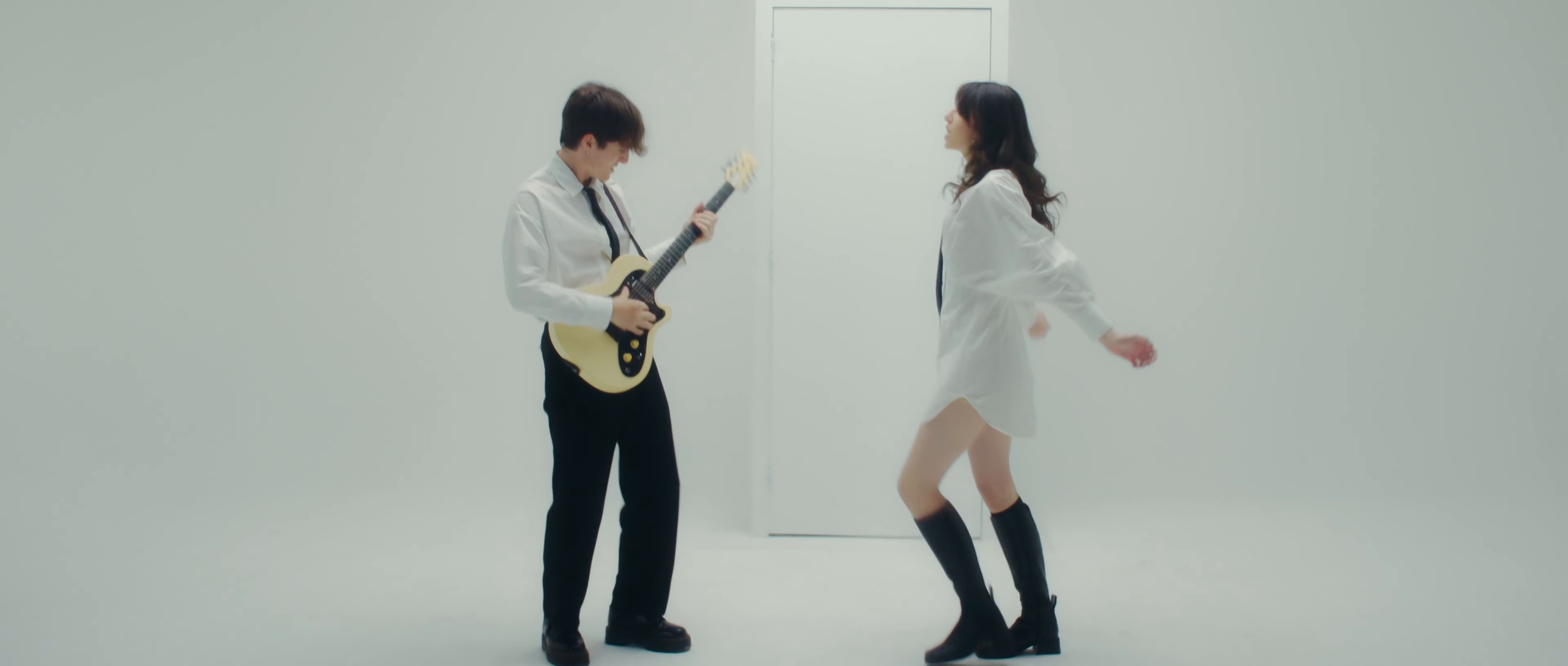 Adèle & Robin - Courage (Clip officiel) (2025) —  shot,  lighting