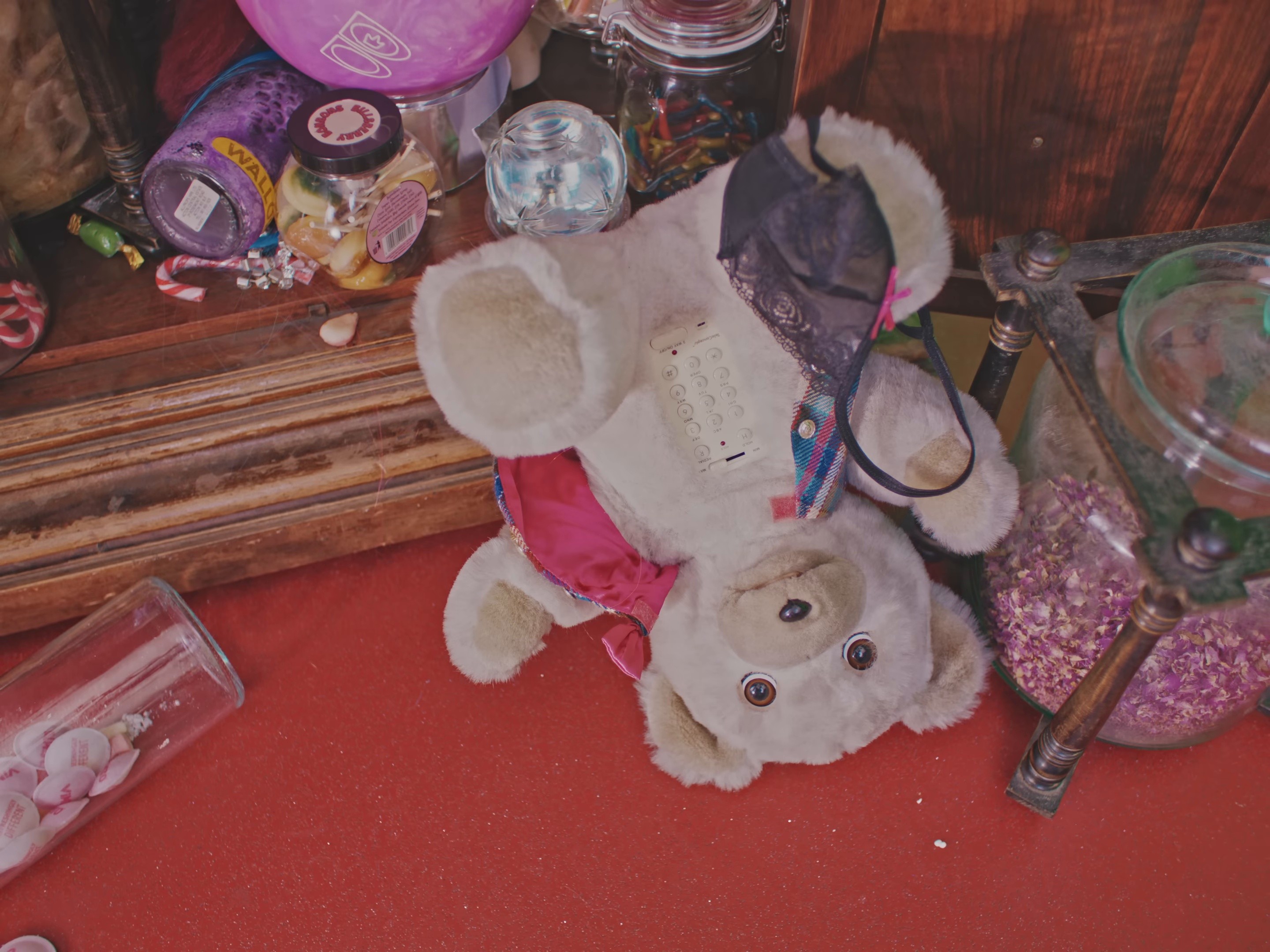 Trinkets  (2025) —  shot,  lighting