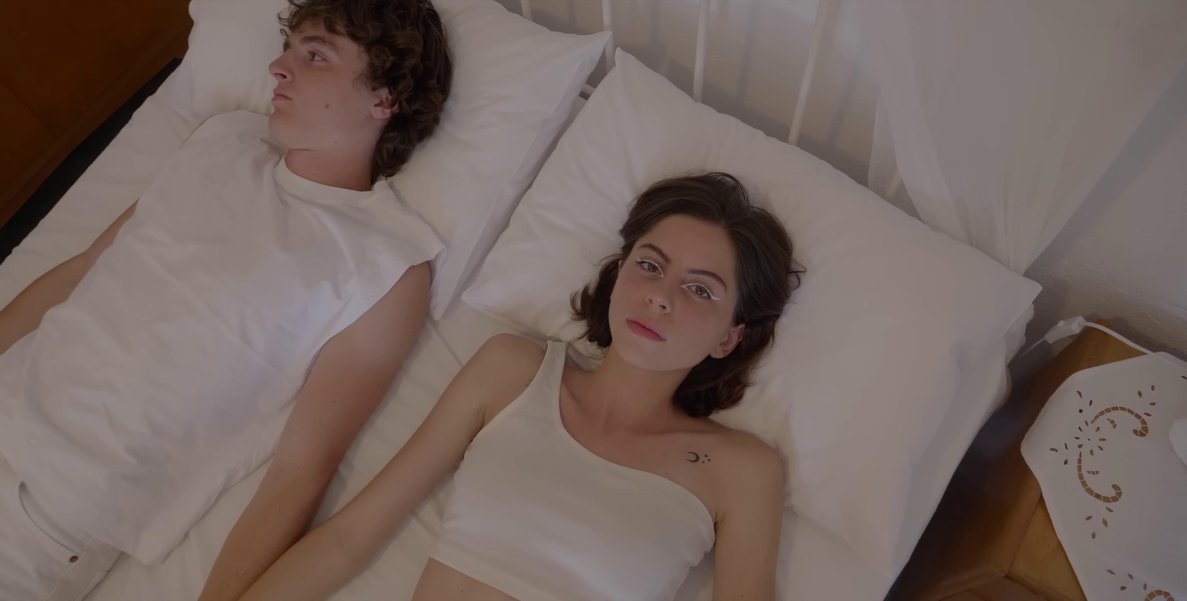 Je Te Vois Partout (2023) —  shot,  lighting