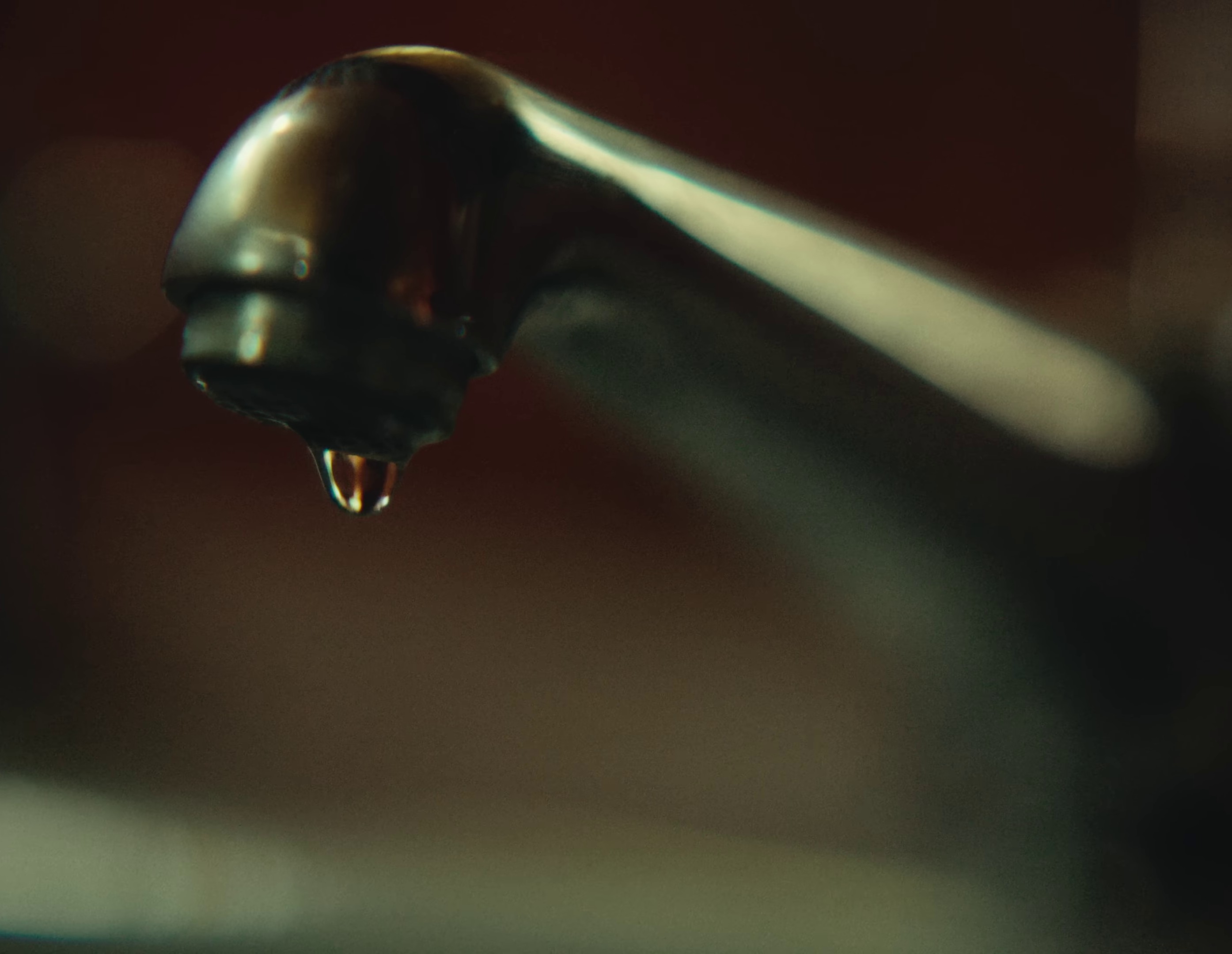 Je reste là (2023) —  shot,  lighting