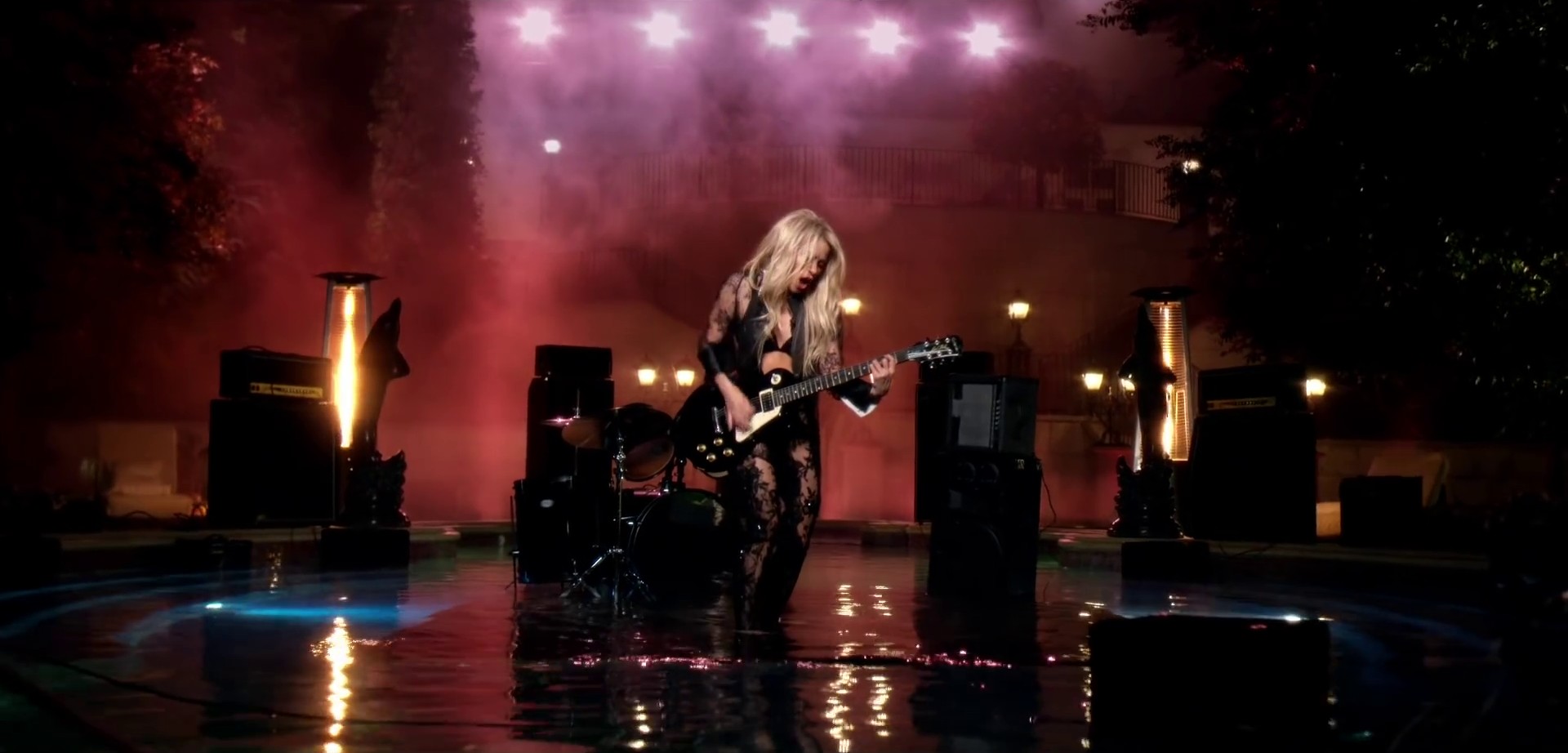 Can't Remember to Forget You (2014) —  shot,  lighting