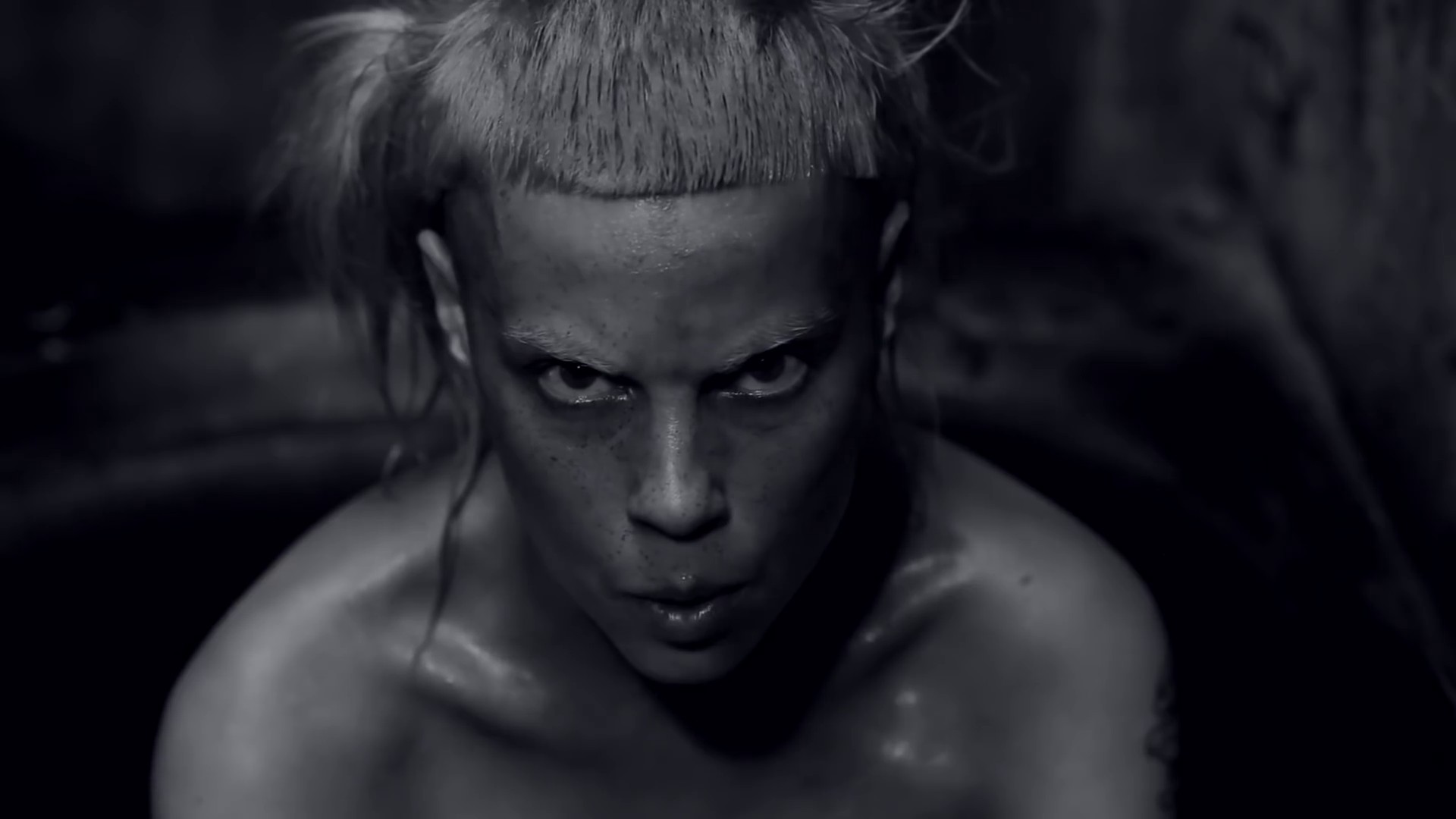 I FINK U FREEKY (2012) —  shot,  lighting