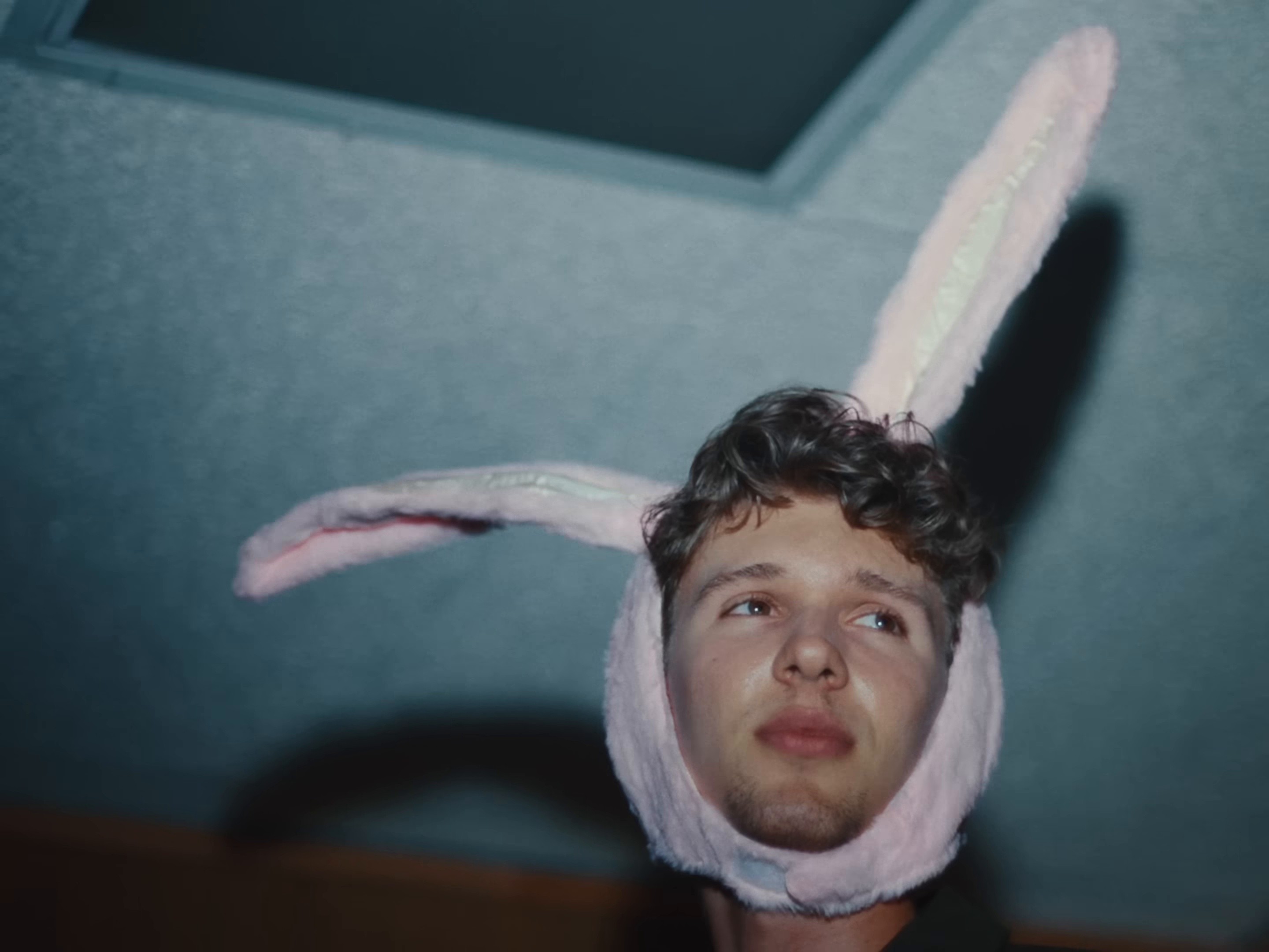 back to friends (2025) —  shot,  lighting