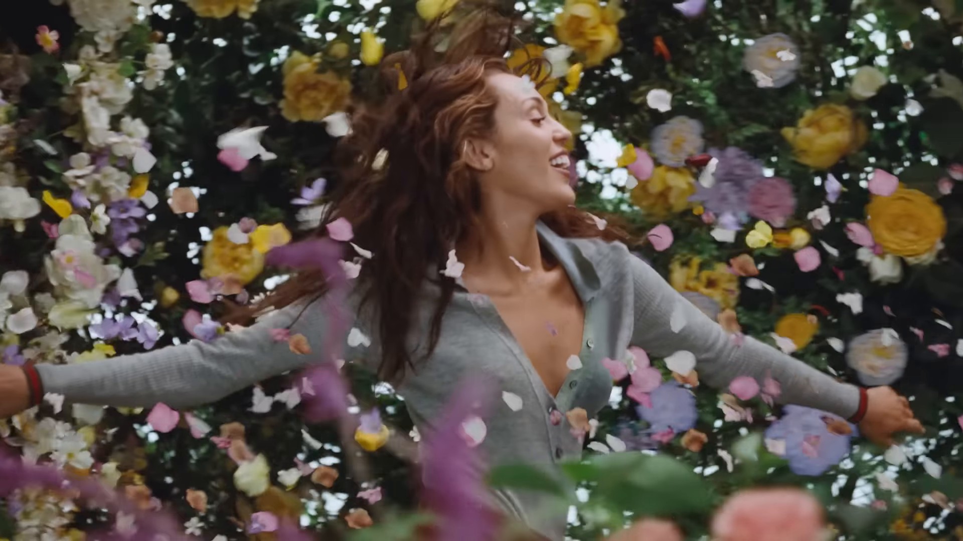 Miley Cyrus for Gucci Flora (2024) —  shot,  lighting