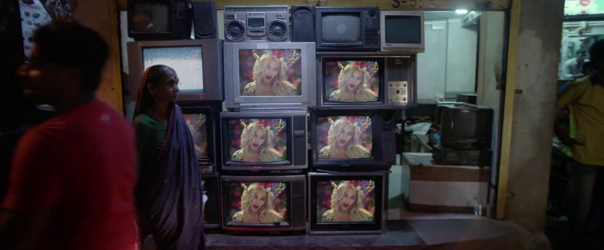 Hymn For The Weekend (2016) —  shot,  lighting