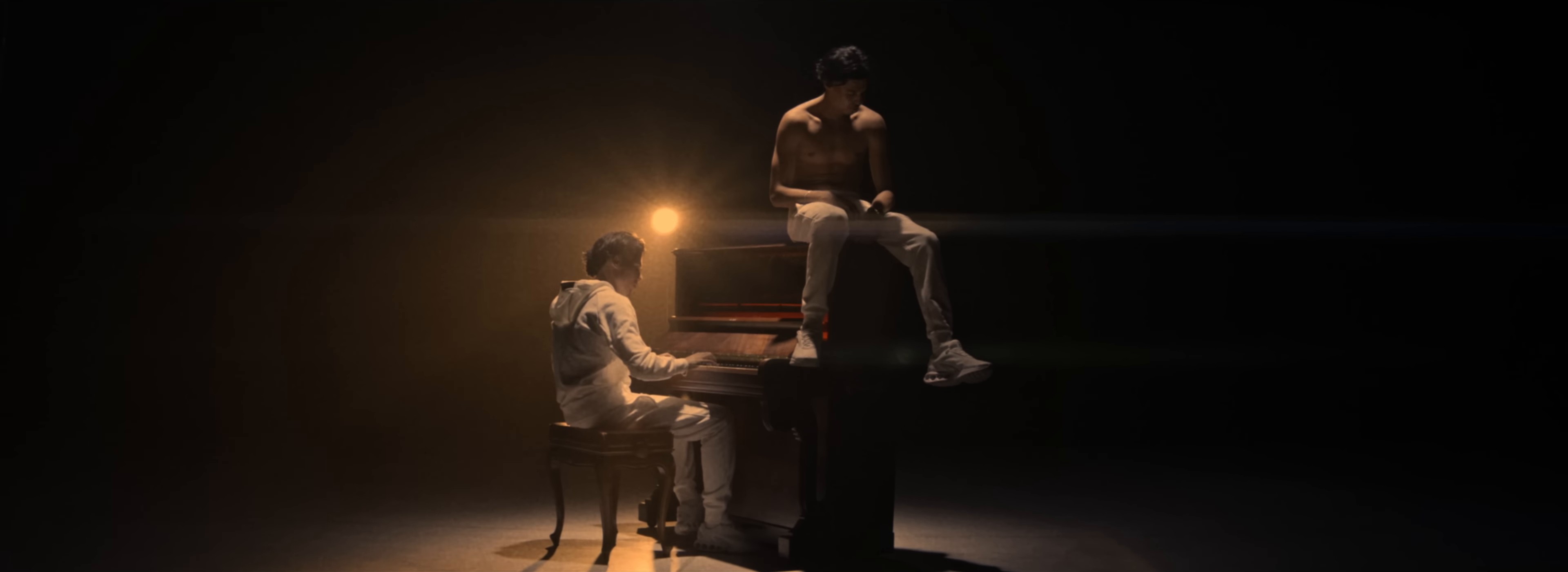 Ne t'inquiète pas (2024) —  shot,  lighting